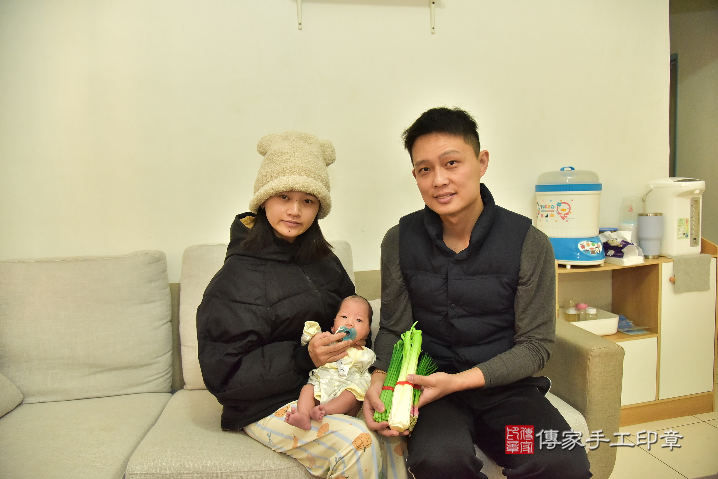 小涵寶寶(新北市三重區到府嬰兒小涵寶寶滿月剃頭理髮、到府嬰兒剃胎毛儀式吉祥話)。到府剃頭剃胎毛主持、專業拍照、證書。★購買「臍帶章、肚臍章、胎毛筆刷印章」贈送：剃頭、收涎、抓周，三選一。2024.12.29，照片10