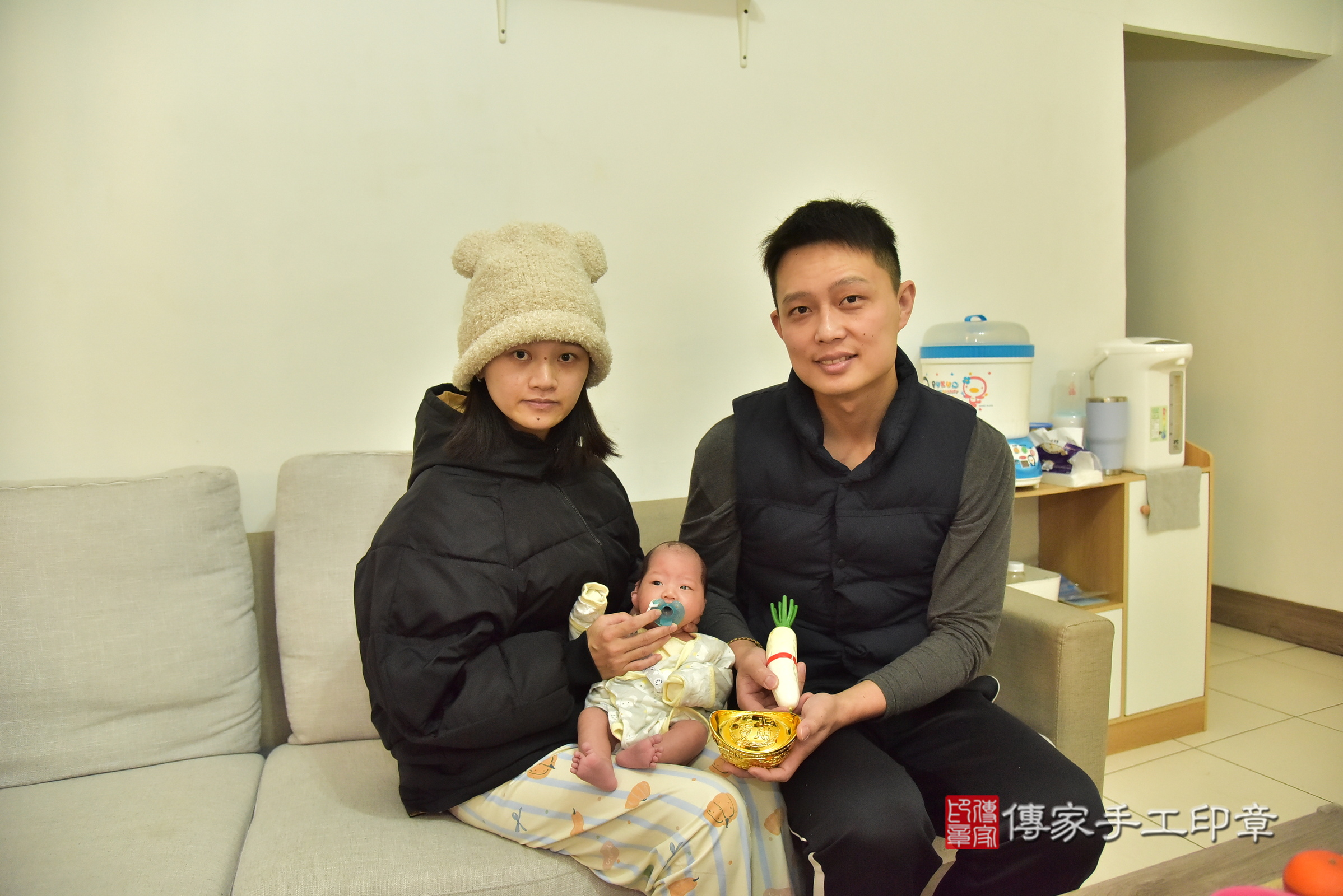 小涵寶寶(新北市三重區到府嬰兒小涵寶寶滿月剃頭理髮、到府嬰兒剃胎毛儀式吉祥話)。到府剃頭剃胎毛主持、專業拍照、證書。★購買「臍帶章、肚臍章、胎毛筆刷印章」贈送：剃頭、收涎、抓周，三選一。2024.12.29，照片9
