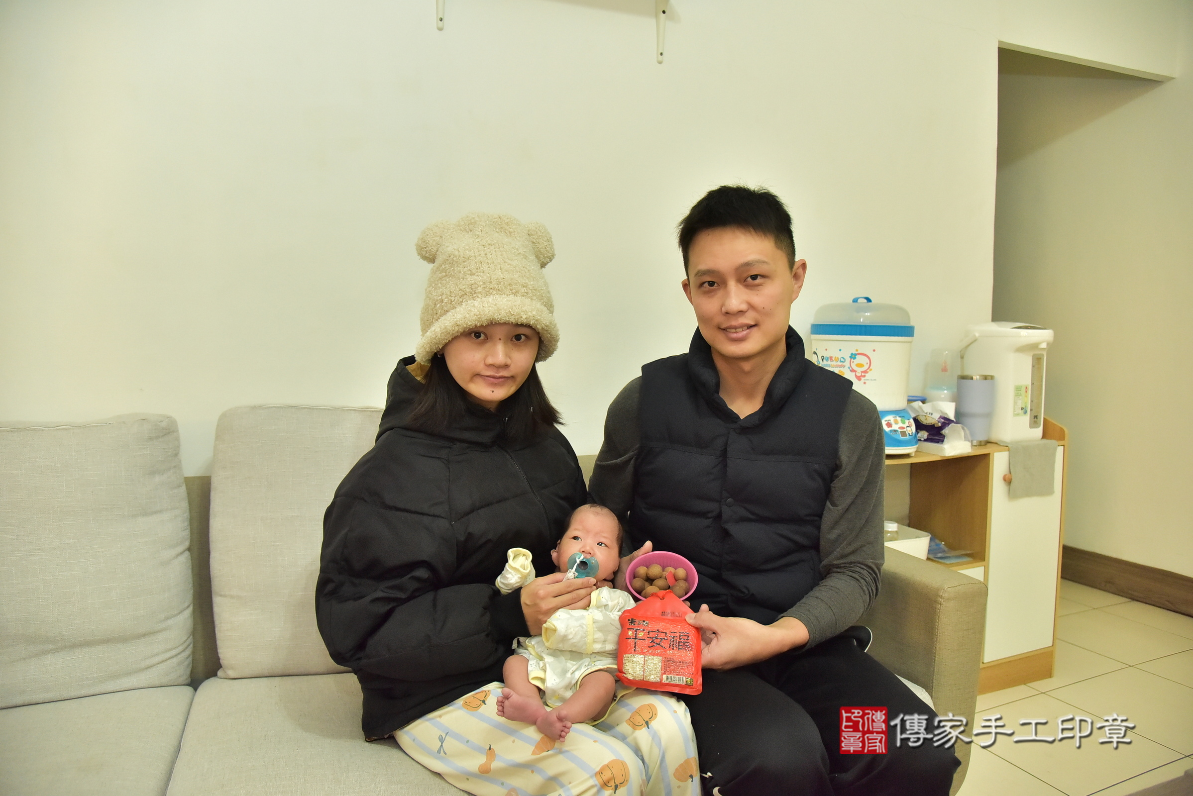 小涵寶寶(新北市三重區到府嬰兒小涵寶寶滿月剃頭理髮、到府嬰兒剃胎毛儀式吉祥話)。到府剃頭剃胎毛主持、專業拍照、證書。★購買「臍帶章、肚臍章、胎毛筆刷印章」贈送：剃頭、收涎、抓周，三選一。2024.12.29，照片6