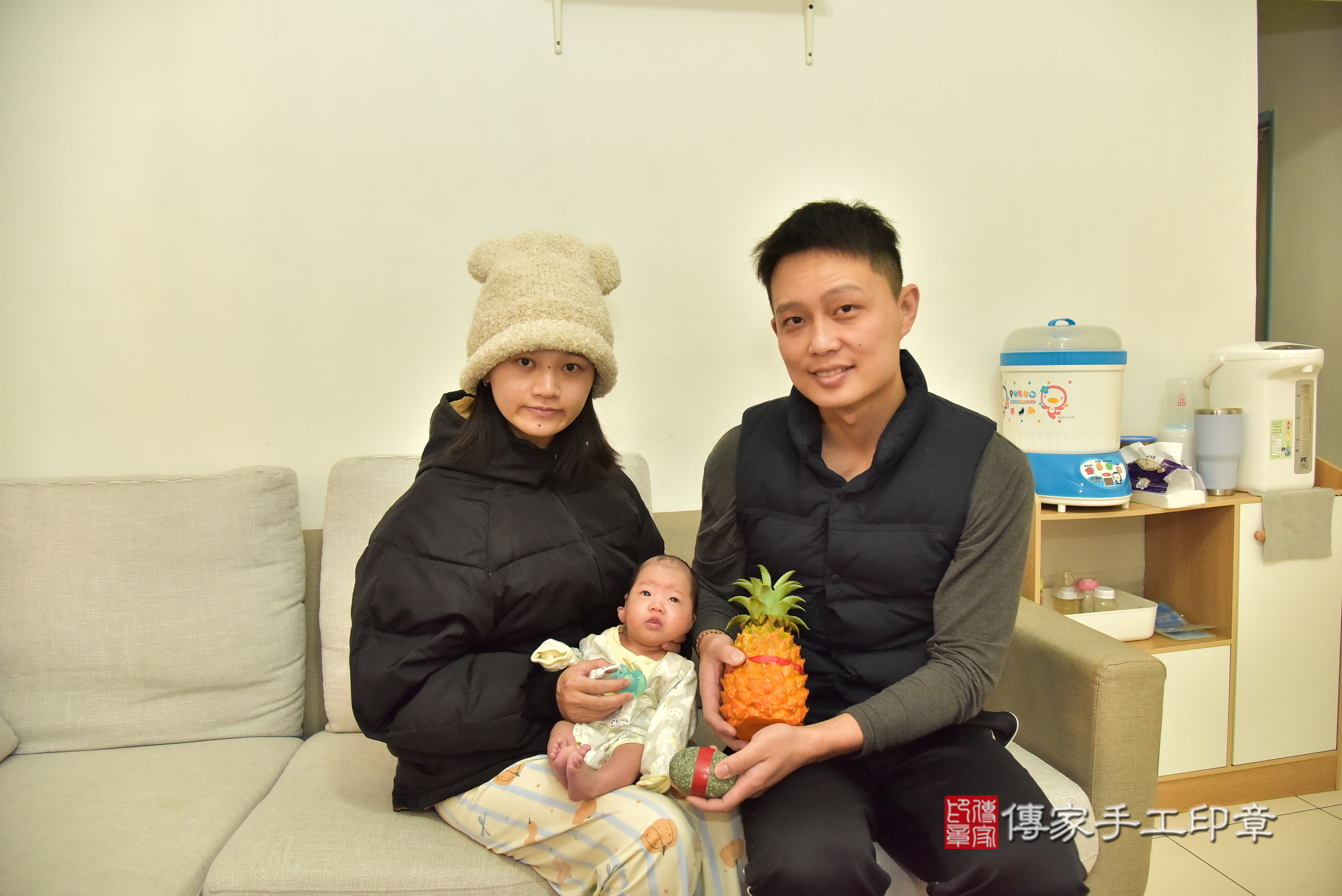 小涵寶寶(新北市三重區到府嬰兒小涵寶寶滿月剃頭理髮、到府嬰兒剃胎毛儀式吉祥話)。到府剃頭剃胎毛主持、專業拍照、證書。★購買「臍帶章、肚臍章、胎毛筆刷印章」贈送：剃頭、收涎、抓周，三選一。2024.12.29，照片8