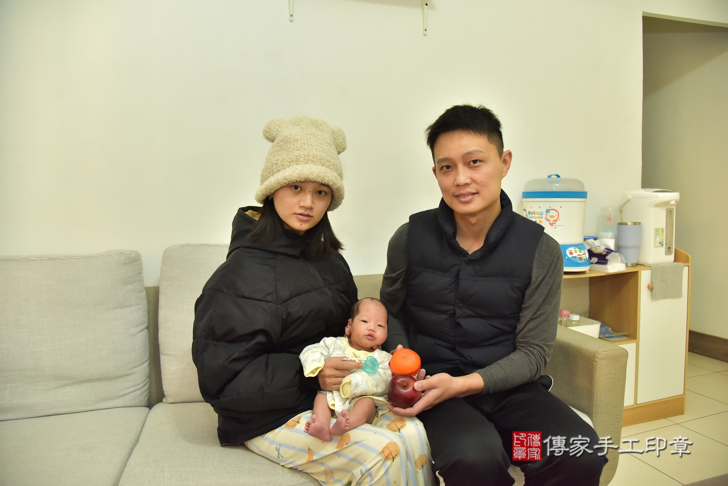 小涵寶寶(新北市三重區到府嬰兒小涵寶寶滿月剃頭理髮、到府嬰兒剃胎毛儀式吉祥話)。到府剃頭剃胎毛主持、專業拍照、證書。★購買「臍帶章、肚臍章、胎毛筆刷印章」贈送：剃頭、收涎、抓周，三選一。2024.12.29，照片7