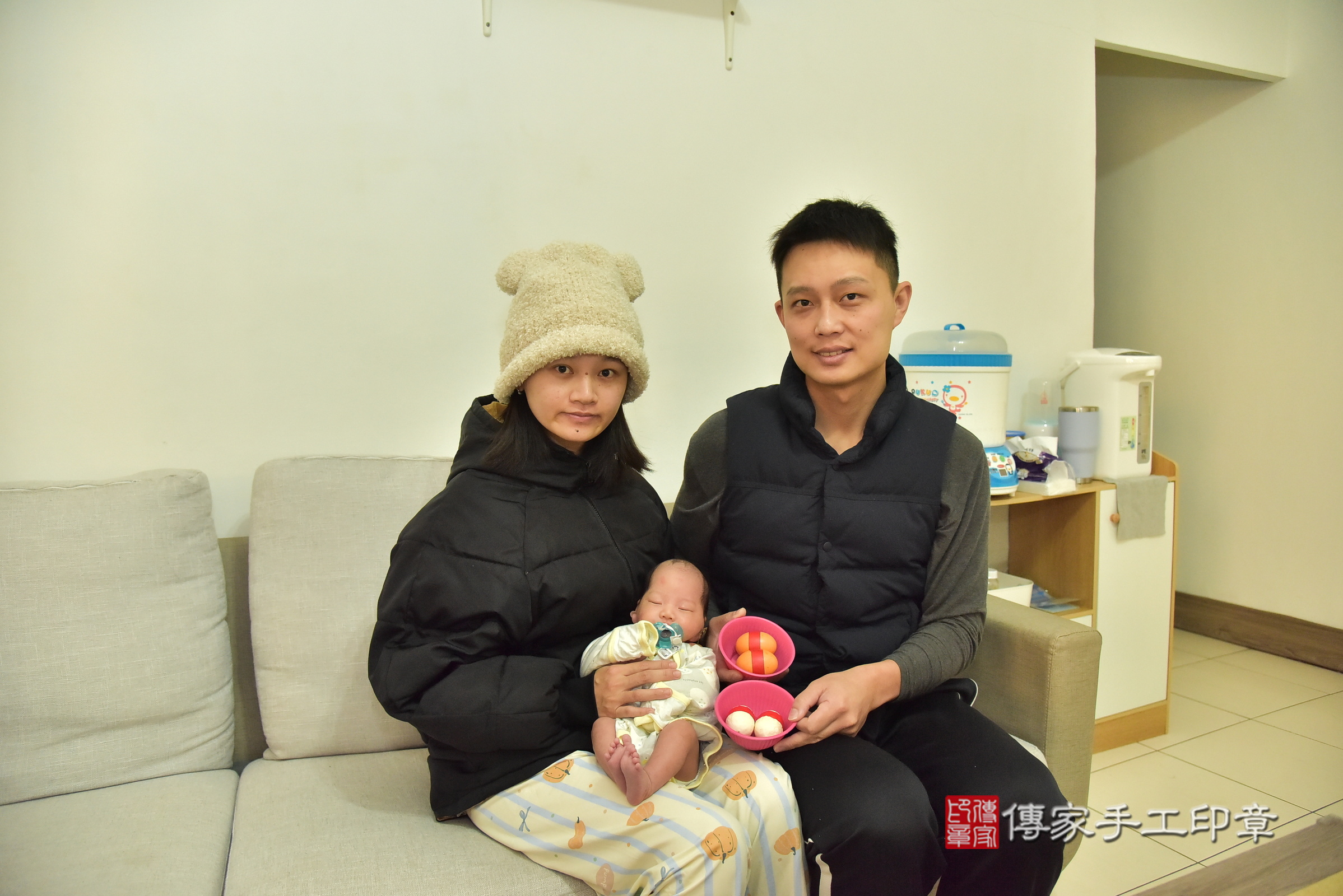 小涵寶寶(新北市三重區到府嬰兒小涵寶寶滿月剃頭理髮、到府嬰兒剃胎毛儀式吉祥話)。到府剃頭剃胎毛主持、專業拍照、證書。★購買「臍帶章、肚臍章、胎毛筆刷印章」贈送：剃頭、收涎、抓周，三選一。2024.12.29，照片5