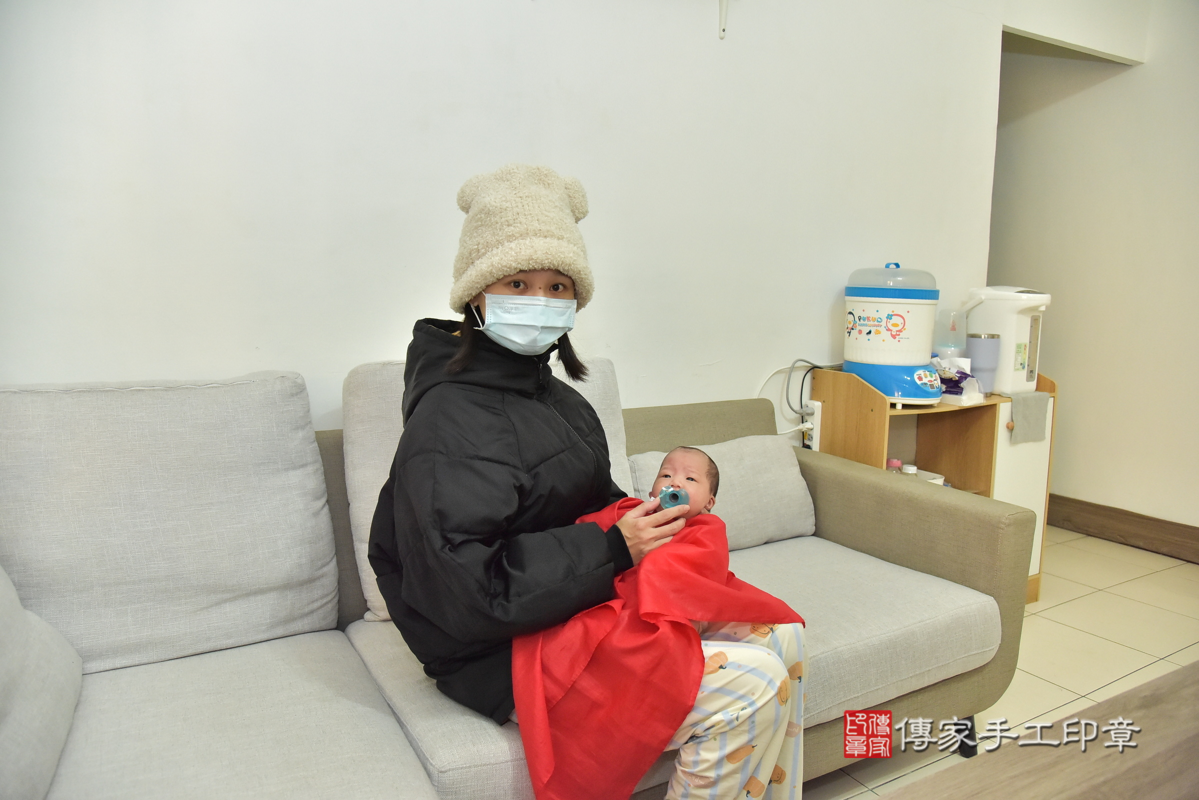 小涵寶寶(新北市三重區到府嬰兒小涵寶寶滿月剃頭理髮、到府嬰兒剃胎毛儀式吉祥話)。到府剃頭剃胎毛主持、專業拍照、證書。★購買「臍帶章、肚臍章、胎毛筆刷印章」贈送：剃頭、收涎、抓周，三選一。2024.12.29，照片13