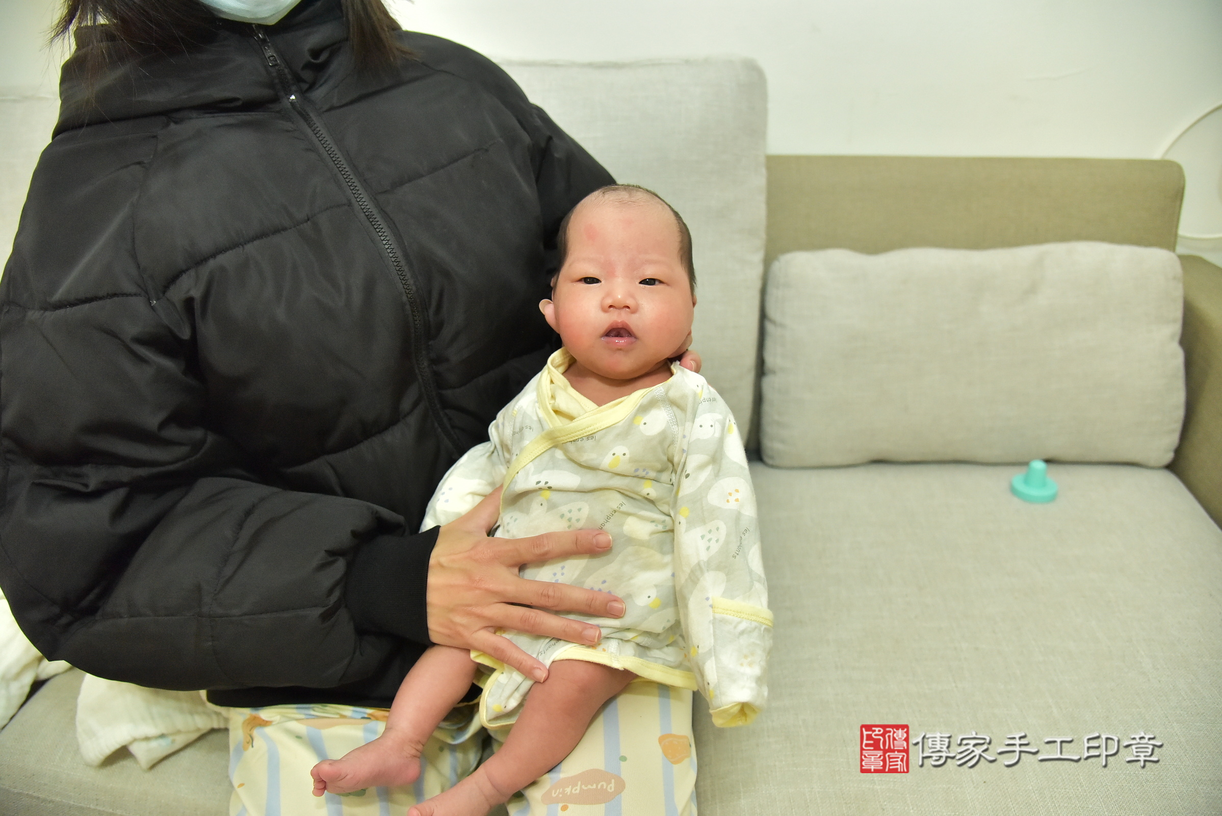 小涵寶寶(新北市三重區到府嬰兒小涵寶寶滿月剃頭理髮、到府嬰兒剃胎毛儀式吉祥話)。到府剃頭剃胎毛主持、專業拍照、證書。★購買「臍帶章、肚臍章、胎毛筆刷印章」贈送：剃頭、收涎、抓周，三選一。2024.12.29，照片2