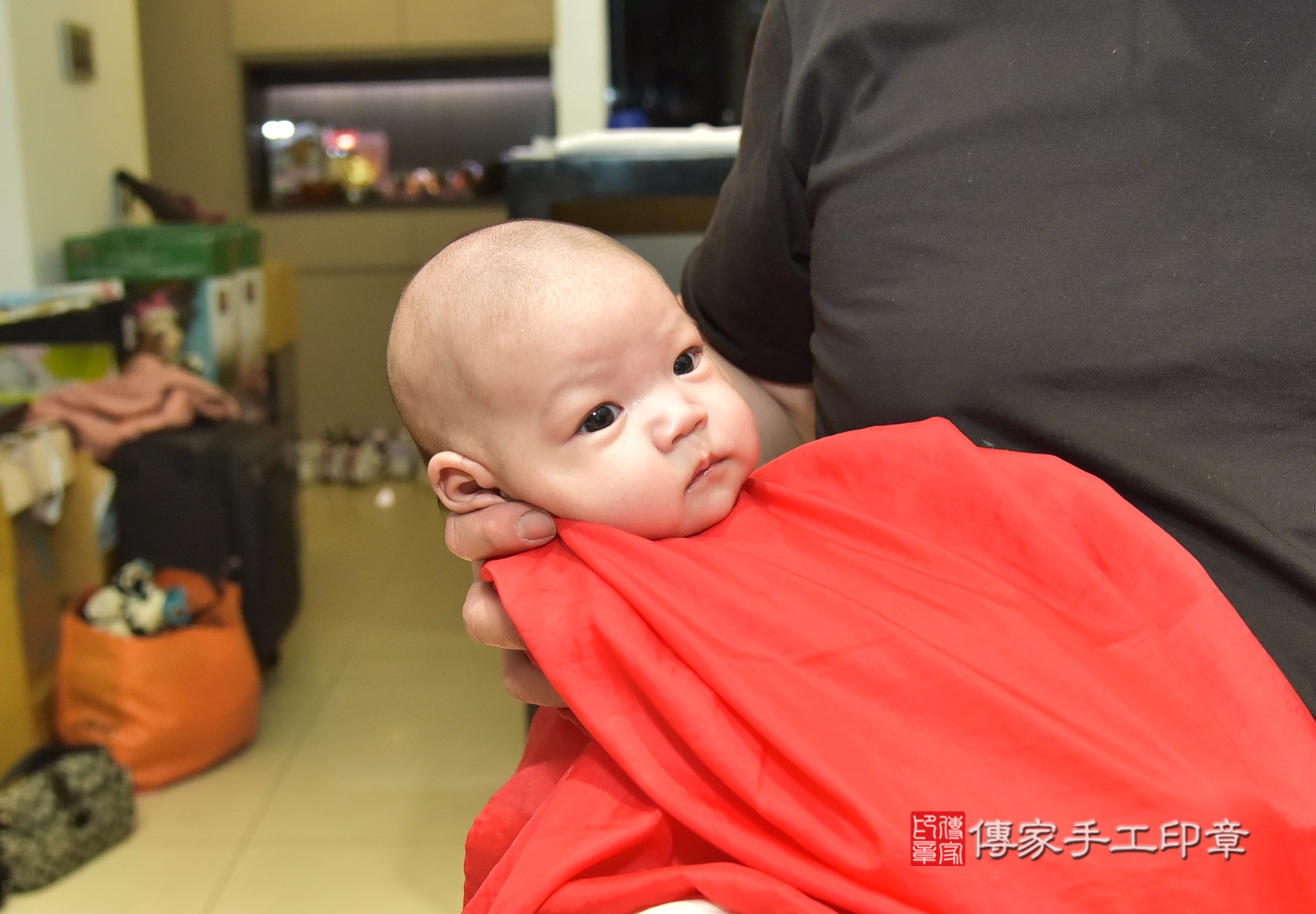岑岑寶寶(新北市林口區到府嬰兒岑岑寶寶滿月剃頭理髮、到府嬰兒剃胎毛儀式吉祥話)。到府剃頭剃胎毛主持、專業拍照、證書。★購買「臍帶章、肚臍章、胎毛筆刷印章」贈送：剃頭、收涎、抓周，三選一。2024.12.30，照片13