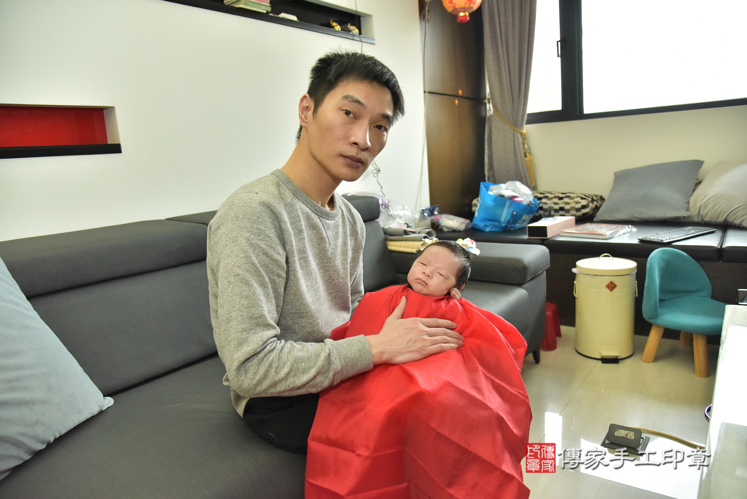小紳寶寶(基隆市中正區到府嬰兒小紳寶寶滿月剃頭理髮、到府嬰兒剃胎毛儀式吉祥話)。到府剃頭剃胎毛主持、專業拍照、證書。★購買「臍帶章、肚臍章、胎毛筆刷印章」贈送：剃頭、收涎、抓周，三選一。2024.12.31，照片11