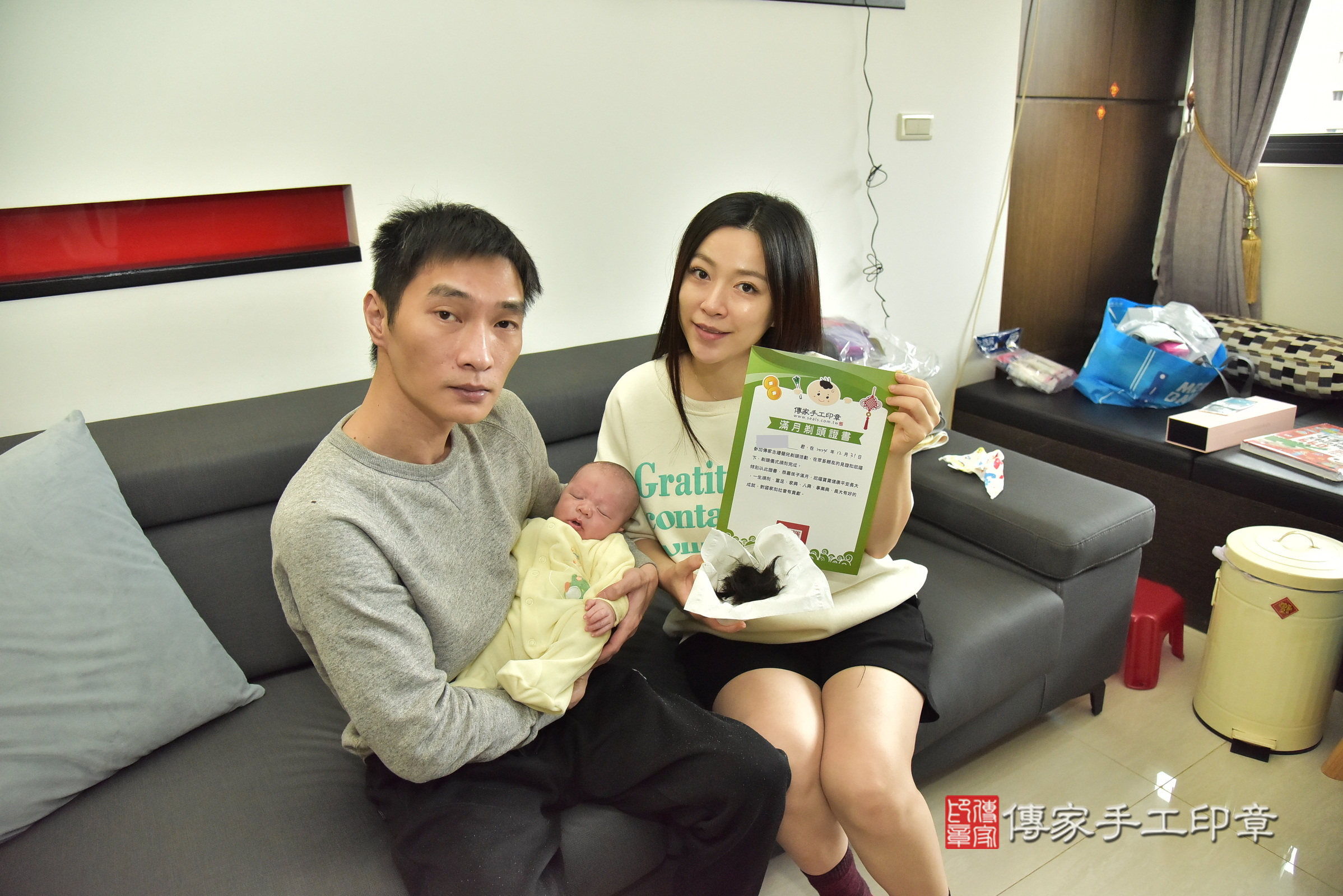 小紳寶寶(基隆市中正區到府嬰兒小紳寶寶滿月剃頭理髮、到府嬰兒剃胎毛儀式吉祥話)。到府剃頭剃胎毛主持、專業拍照、證書。★購買「臍帶章、肚臍章、胎毛筆刷印章」贈送：剃頭、收涎、抓周，三選一。2024.12.31，照片14