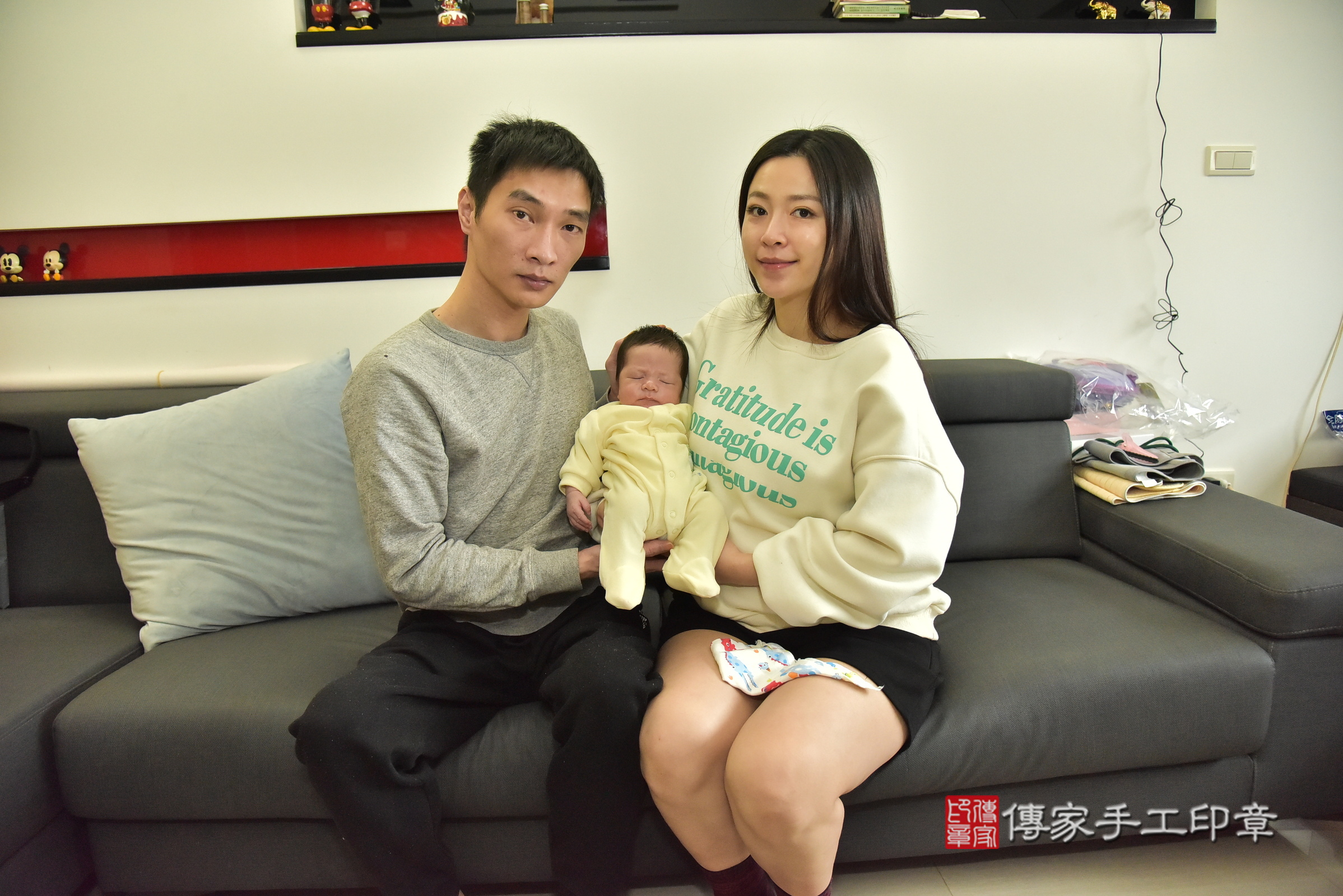 小紳寶寶(基隆市中正區到府嬰兒小紳寶寶滿月剃頭理髮、到府嬰兒剃胎毛儀式吉祥話)。到府剃頭剃胎毛主持、專業拍照、證書。★購買「臍帶章、肚臍章、胎毛筆刷印章」贈送：剃頭、收涎、抓周，三選一。2024.12.31，照片2