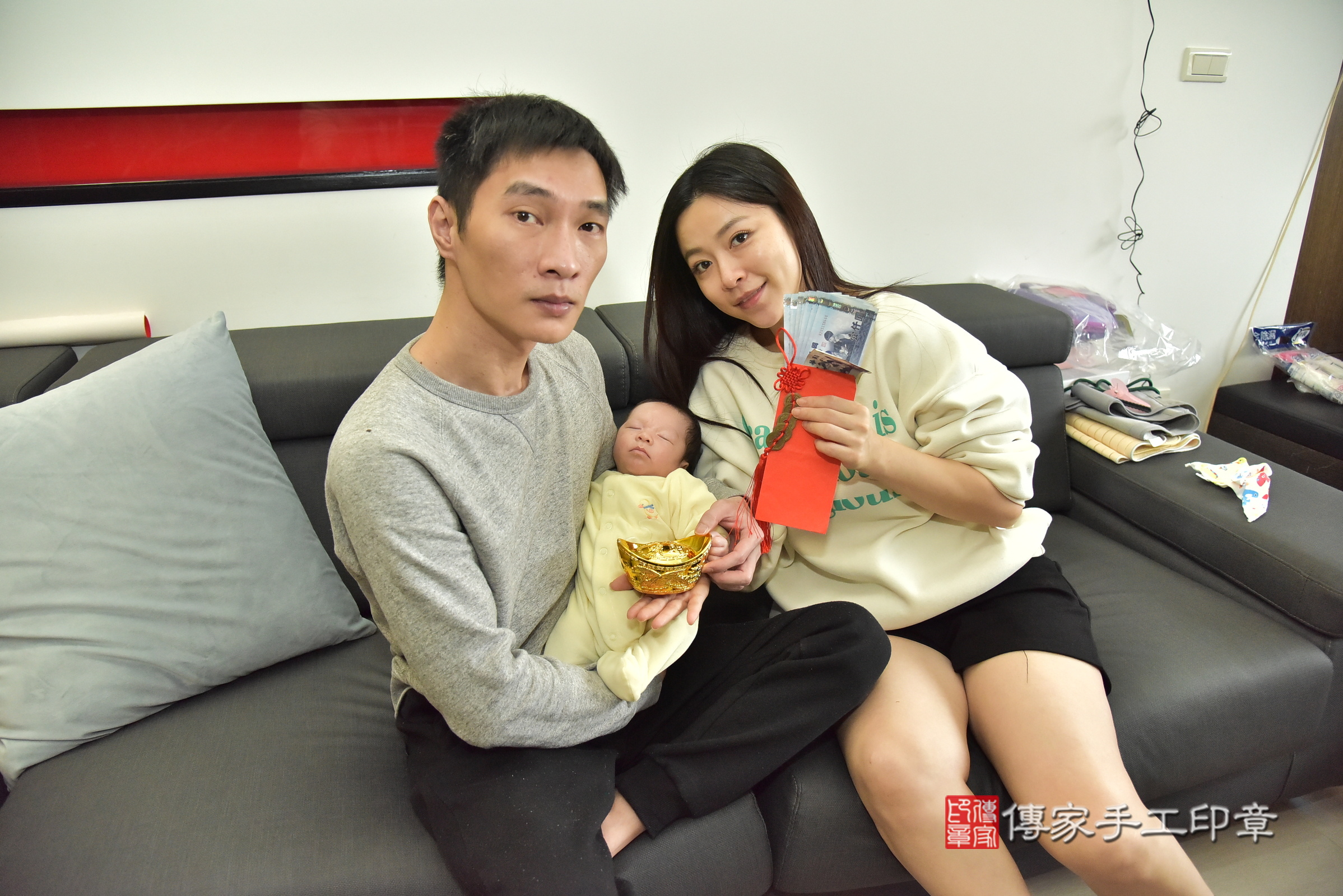 小紳寶寶(基隆市中正區到府嬰兒小紳寶寶滿月剃頭理髮、到府嬰兒剃胎毛儀式吉祥話)。到府剃頭剃胎毛主持、專業拍照、證書。★購買「臍帶章、肚臍章、胎毛筆刷印章」贈送：剃頭、收涎、抓周，三選一。2024.12.31，照片10