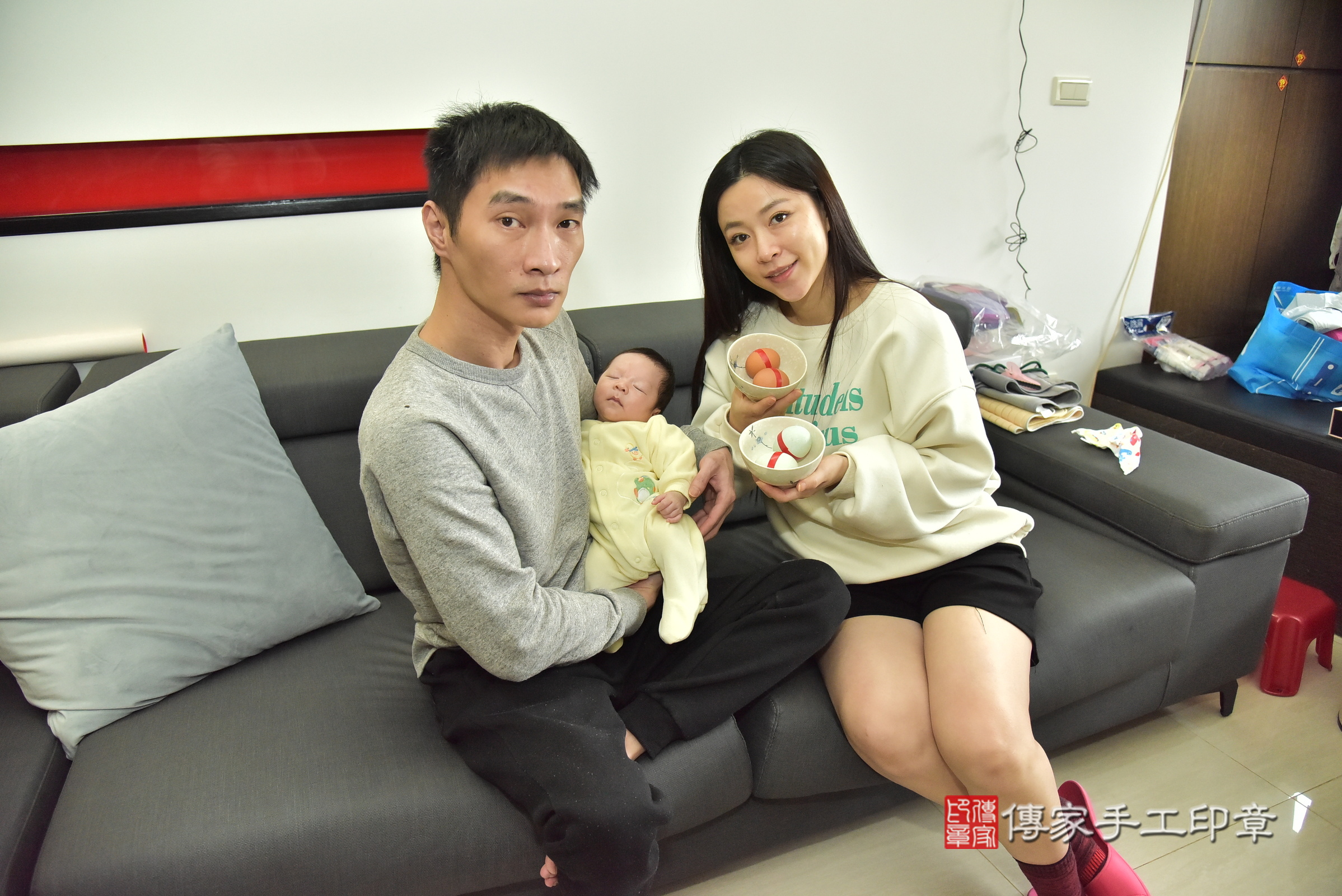 小紳寶寶(基隆市中正區到府嬰兒小紳寶寶滿月剃頭理髮、到府嬰兒剃胎毛儀式吉祥話)。到府剃頭剃胎毛主持、專業拍照、證書。★購買「臍帶章、肚臍章、胎毛筆刷印章」贈送：剃頭、收涎、抓周，三選一。2024.12.31，照片4
