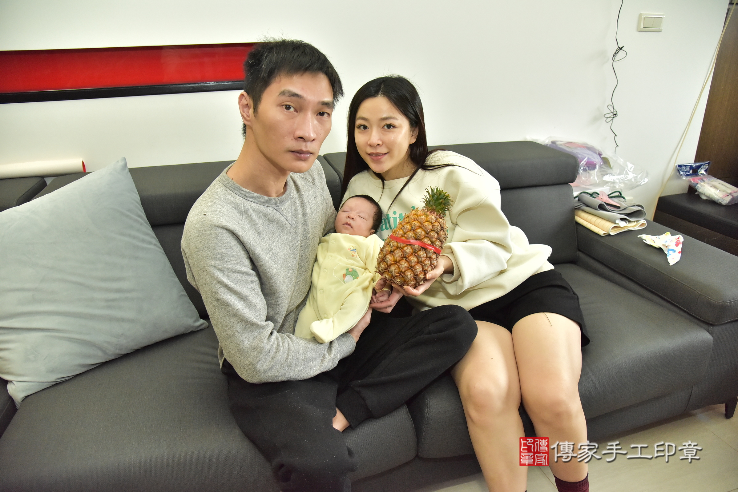 小紳寶寶(基隆市中正區到府嬰兒小紳寶寶滿月剃頭理髮、到府嬰兒剃胎毛儀式吉祥話)。到府剃頭剃胎毛主持、專業拍照、證書。★購買「臍帶章、肚臍章、胎毛筆刷印章」贈送：剃頭、收涎、抓周，三選一。2024.12.31，照片9