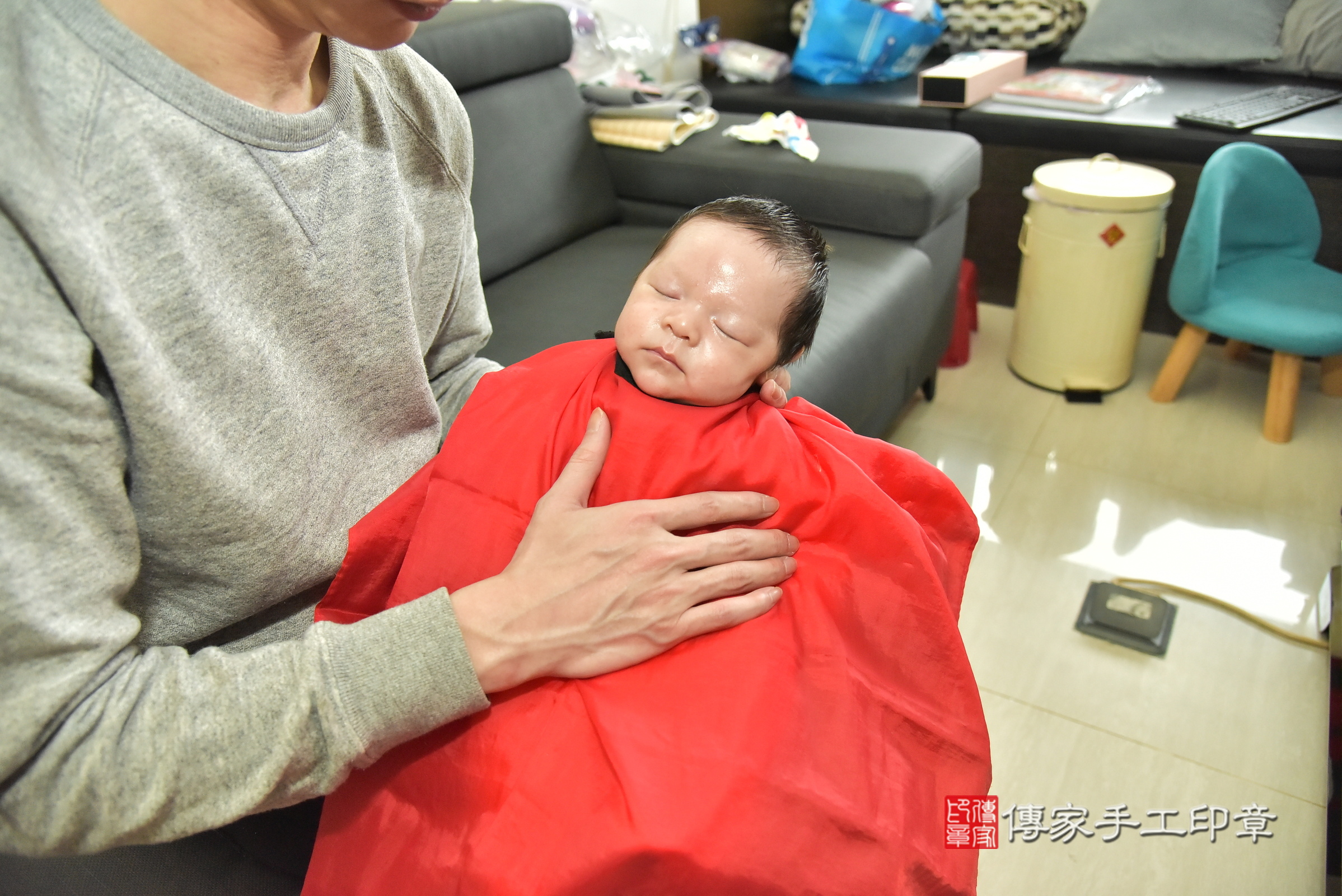 小紳寶寶(基隆市中正區到府嬰兒小紳寶寶滿月剃頭理髮、到府嬰兒剃胎毛儀式吉祥話)。到府剃頭剃胎毛主持、專業拍照、證書。★購買「臍帶章、肚臍章、胎毛筆刷印章」贈送：剃頭、收涎、抓周，三選一。2024.12.31，照片12