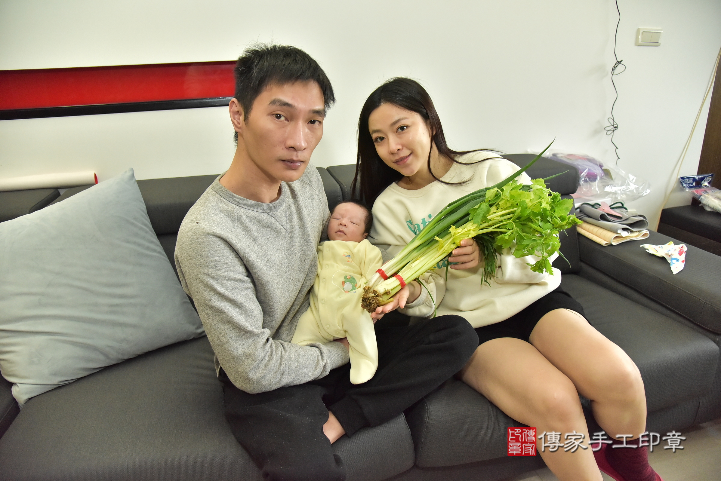 小紳寶寶(基隆市中正區到府嬰兒小紳寶寶滿月剃頭理髮、到府嬰兒剃胎毛儀式吉祥話)。到府剃頭剃胎毛主持、專業拍照、證書。★購買「臍帶章、肚臍章、胎毛筆刷印章」贈送：剃頭、收涎、抓周，三選一。2024.12.31，照片8