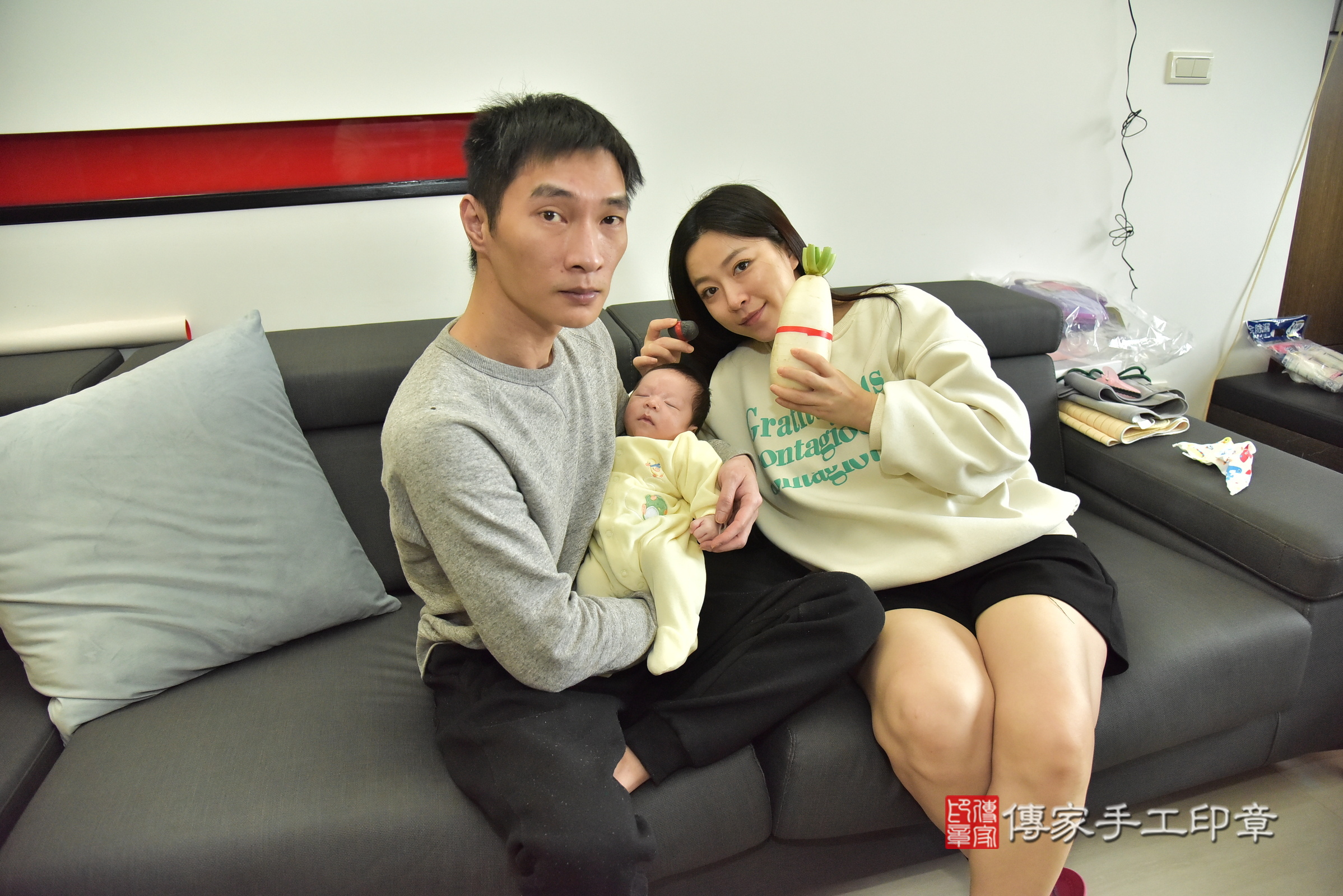 小紳寶寶(基隆市中正區到府嬰兒小紳寶寶滿月剃頭理髮、到府嬰兒剃胎毛儀式吉祥話)。到府剃頭剃胎毛主持、專業拍照、證書。★購買「臍帶章、肚臍章、胎毛筆刷印章」贈送：剃頭、收涎、抓周，三選一。2024.12.31，照片7