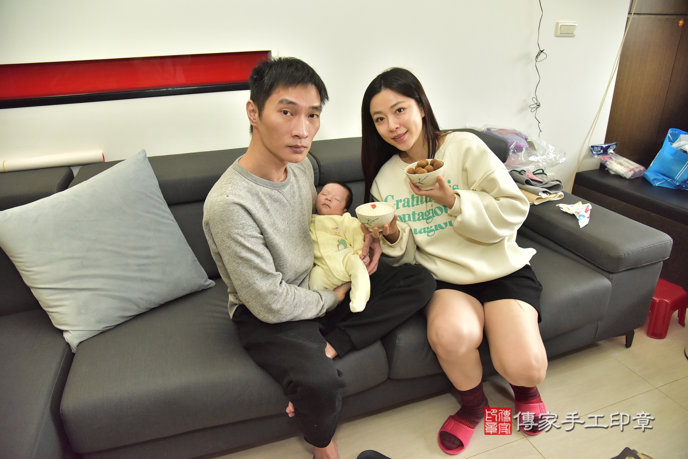 小紳寶寶(基隆市中正區到府嬰兒小紳寶寶滿月剃頭理髮、到府嬰兒剃胎毛儀式吉祥話)。到府剃頭剃胎毛主持、專業拍照、證書。★購買「臍帶章、肚臍章、胎毛筆刷印章」贈送：剃頭、收涎、抓周，三選一。2024.12.31，照片5