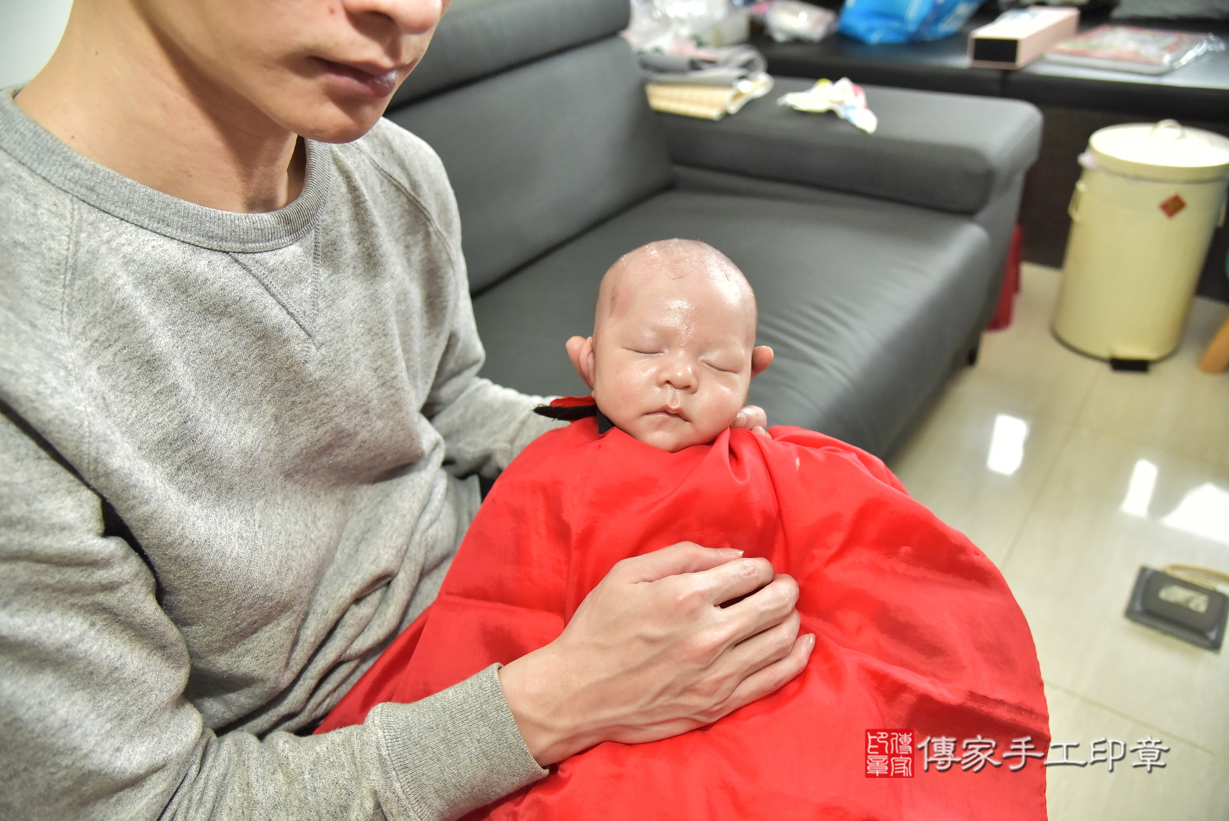 小紳寶寶(基隆市中正區到府嬰兒小紳寶寶滿月剃頭理髮、到府嬰兒剃胎毛儀式吉祥話)。到府剃頭剃胎毛主持、專業拍照、證書。★購買「臍帶章、肚臍章、胎毛筆刷印章」贈送：剃頭、收涎、抓周，三選一。2024.12.31，照片13