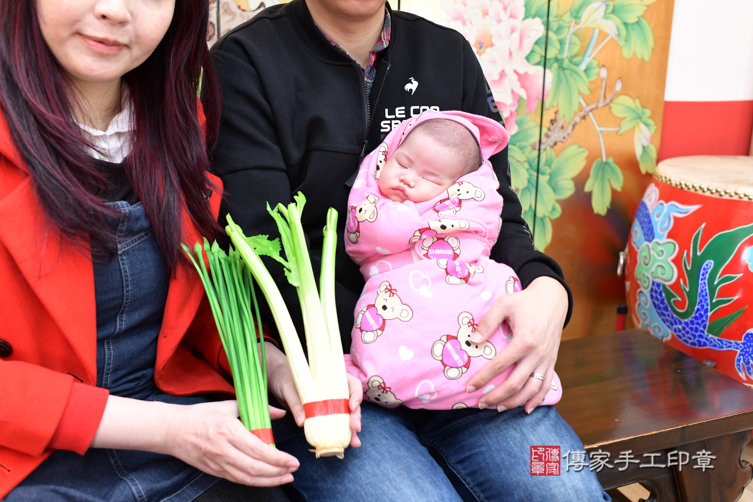 小潔寶寶(台北市大同區嬰兒寶寶滿月剃頭理髮、嬰兒剃胎毛儀式吉祥話)。中國風會場，爸媽寶貝穿「日中韓」古裝禮服。專業拍照、證書。★購買「臍帶章、肚臍章、胎毛筆刷印章」贈送：剃頭、收涎、抓周，三選一。2024.12.22，照片15
