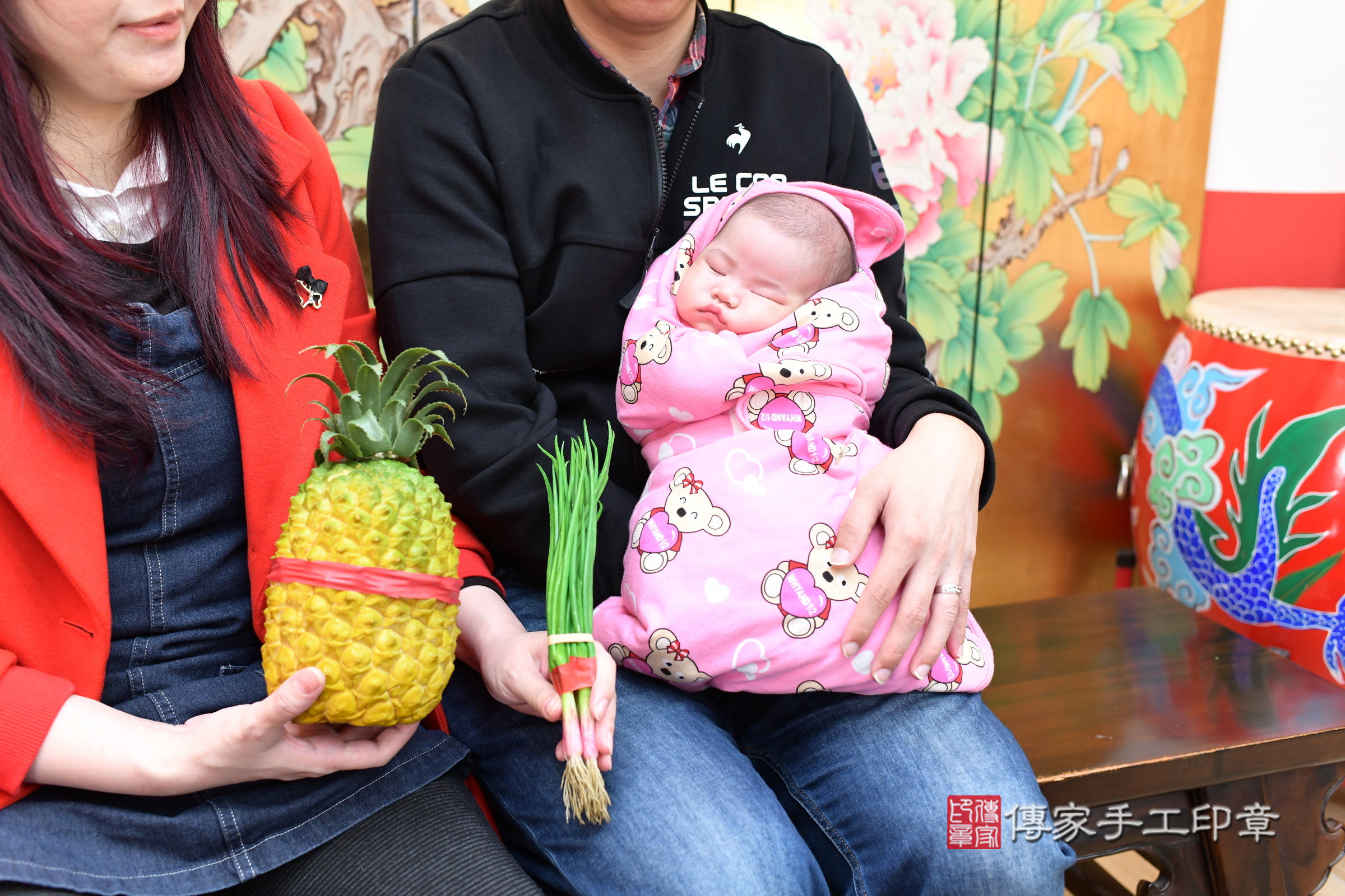 小潔寶寶(台北市大同區嬰兒寶寶滿月剃頭理髮、嬰兒剃胎毛儀式吉祥話)。中國風會場，爸媽寶貝穿「日中韓」古裝禮服。專業拍照、證書。★購買「臍帶章、肚臍章、胎毛筆刷印章」贈送：剃頭、收涎、抓周，三選一。2024.12.22，照片17