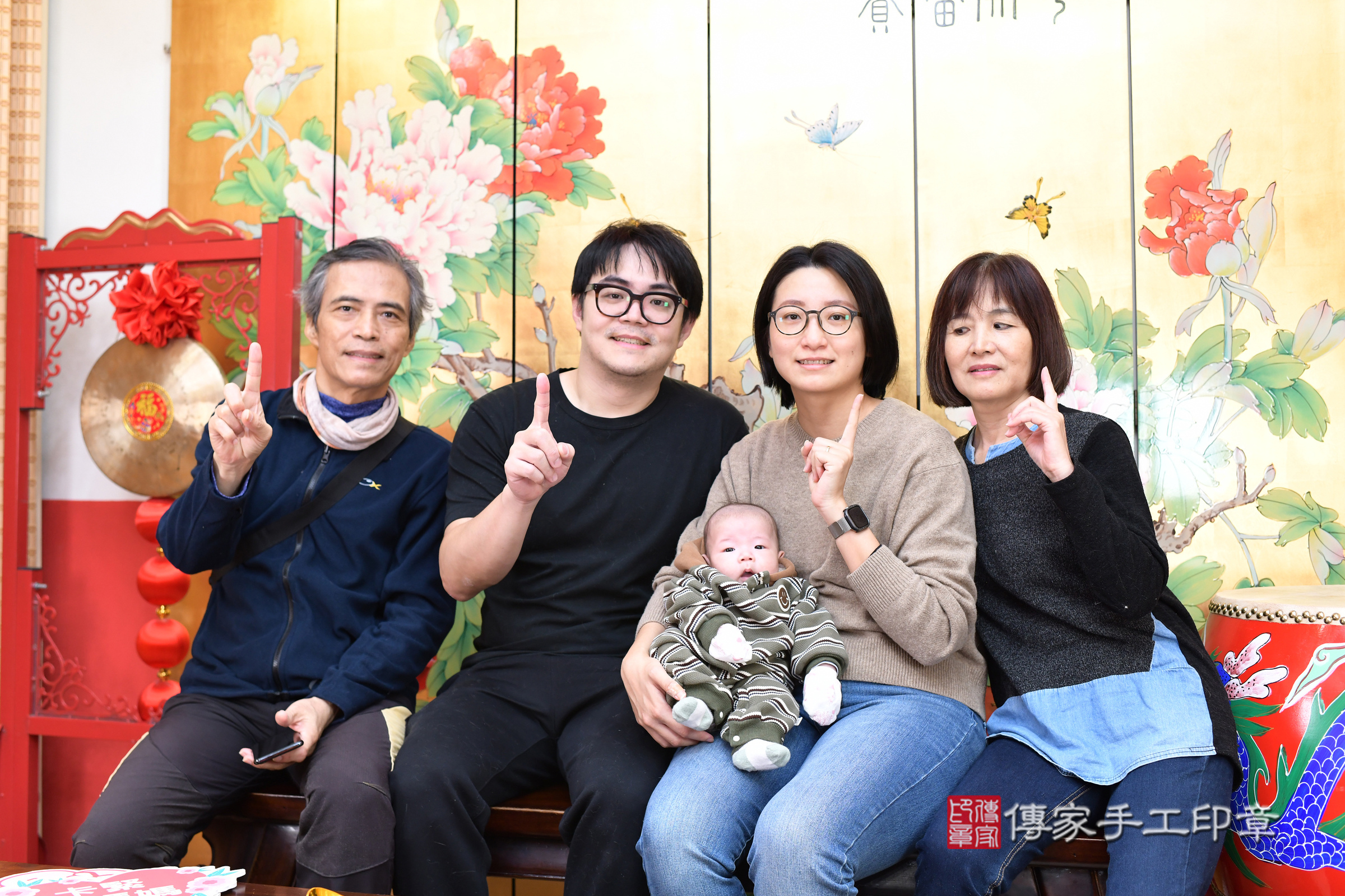 小升寶寶(台北市大同區嬰兒寶寶滿月剃頭理髮、嬰兒剃胎毛儀式吉祥話)。中國風會場，爸媽寶貝穿「日中韓」古裝禮服。專業拍照、證書。★購買「臍帶章、肚臍章、胎毛筆刷印章」贈送：剃頭、收涎、抓周，三選一。2024.12.15，照片5