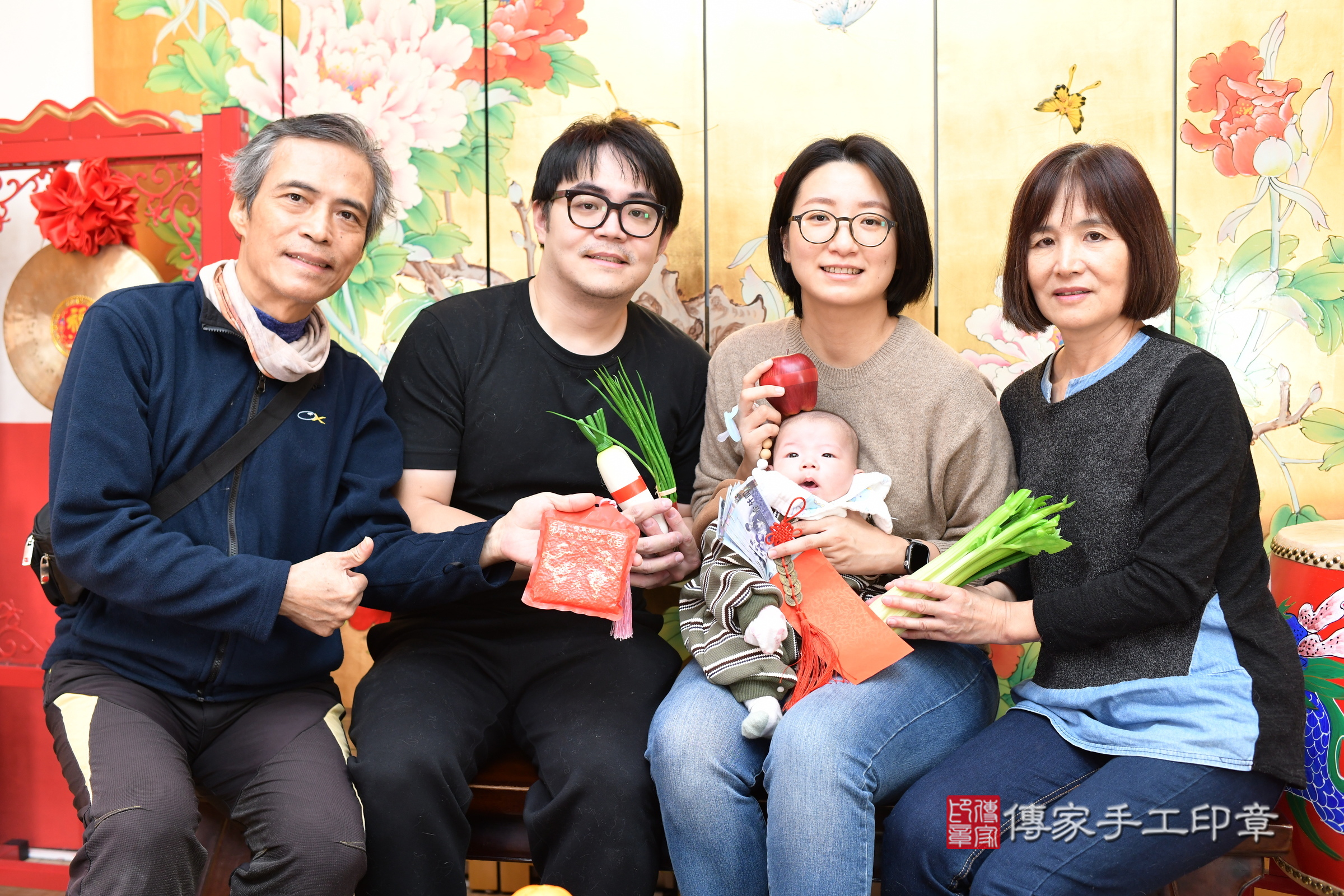 小升寶寶(台北市大同區嬰兒寶寶滿月剃頭理髮、嬰兒剃胎毛儀式吉祥話)。中國風會場，爸媽寶貝穿「日中韓」古裝禮服。專業拍照、證書。★購買「臍帶章、肚臍章、胎毛筆刷印章」贈送：剃頭、收涎、抓周，三選一。2024.12.15，照片9