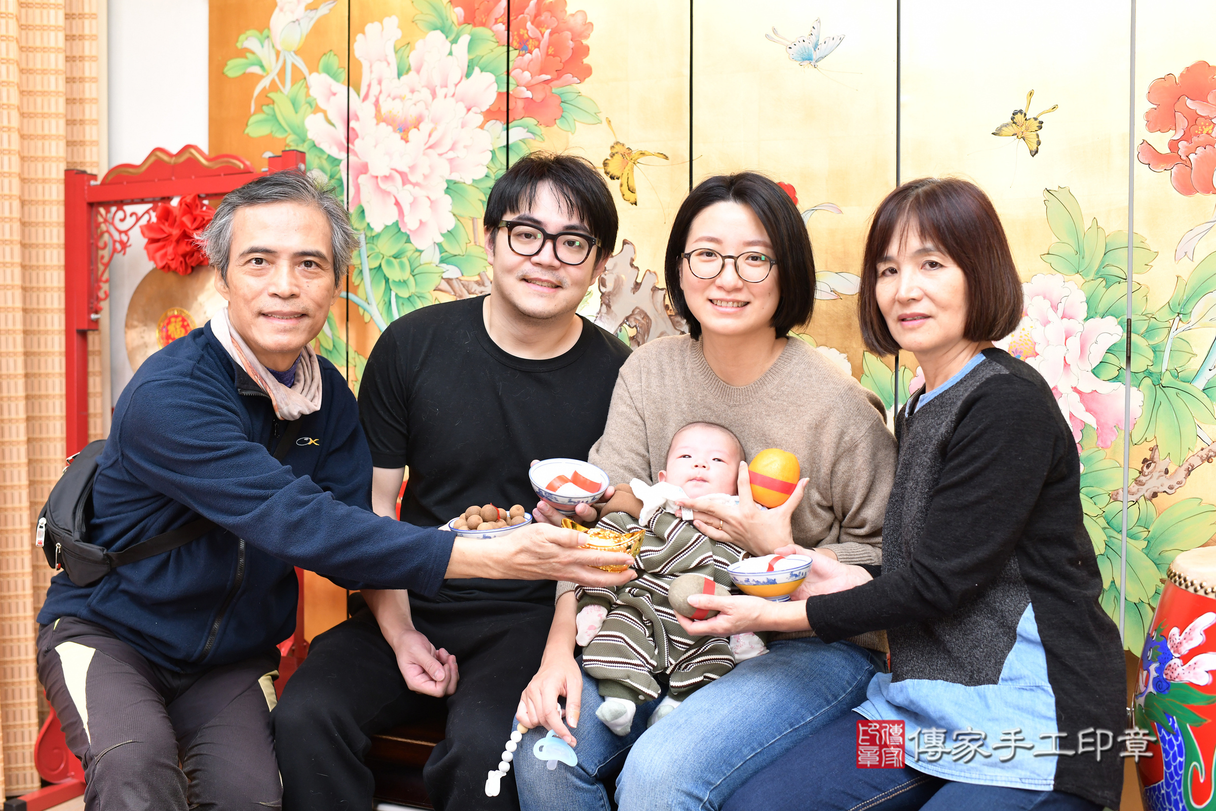 小升寶寶(台北市大同區嬰兒寶寶滿月剃頭理髮、嬰兒剃胎毛儀式吉祥話)。中國風會場，爸媽寶貝穿「日中韓」古裝禮服。專業拍照、證書。★購買「臍帶章、肚臍章、胎毛筆刷印章」贈送：剃頭、收涎、抓周，三選一。2024.12.15，照片7