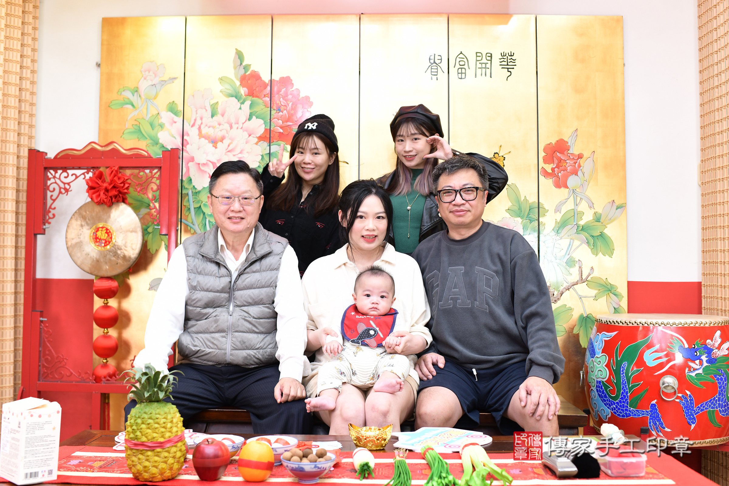 小睿寶寶(台北市大同區嬰兒寶寶滿月剃頭理髮、嬰兒剃胎毛儀式吉祥話)。中國風會場，爸媽寶貝穿「日中韓」古裝禮服。專業拍照、證書。★購買「臍帶章、肚臍章、胎毛筆刷印章」贈送：剃頭、收涎、抓周，三選一。2024.12.25，照片3