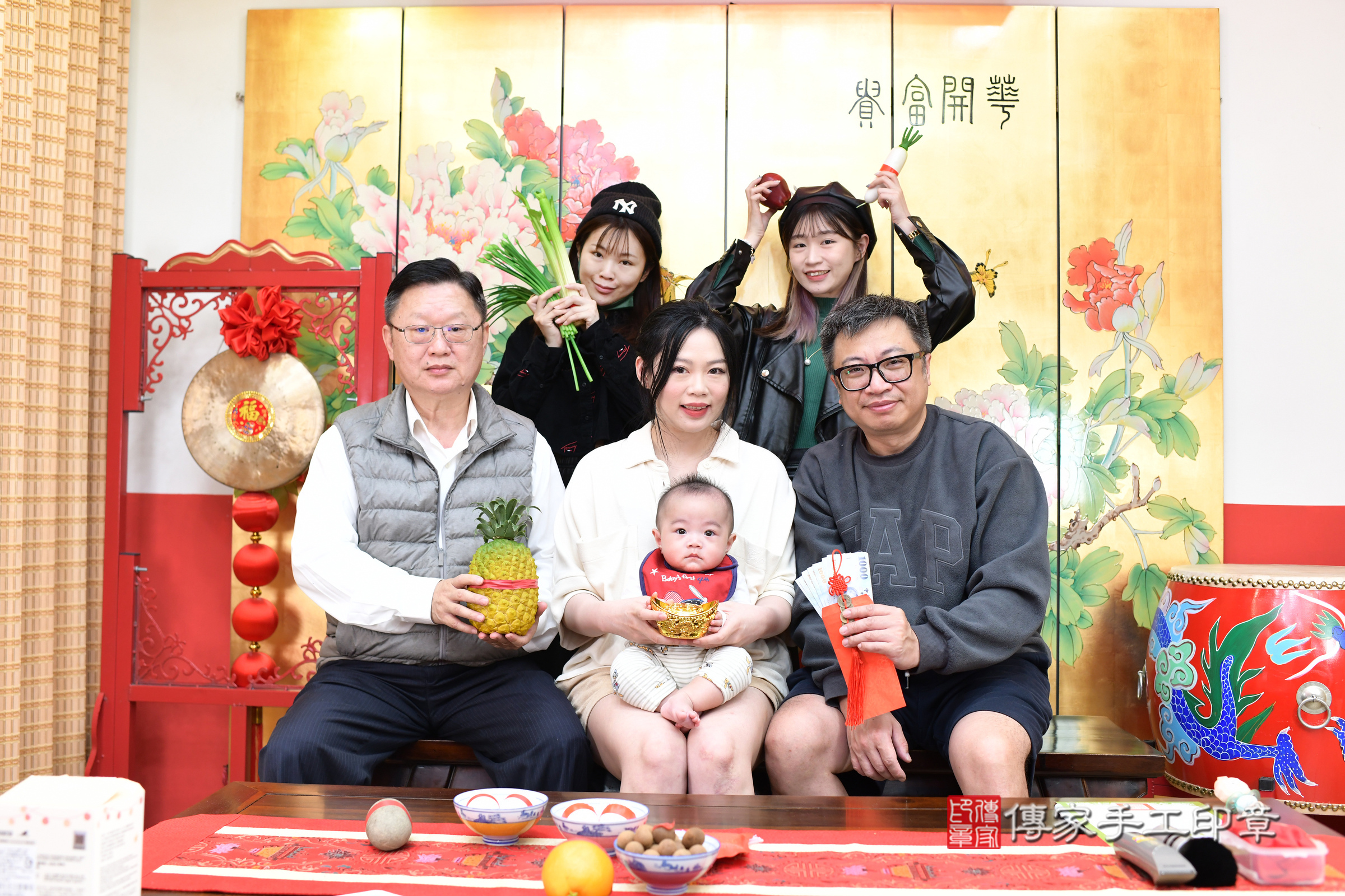 小睿寶寶(台北市大同區嬰兒寶寶滿月剃頭理髮、嬰兒剃胎毛儀式吉祥話)。中國風會場，爸媽寶貝穿「日中韓」古裝禮服。專業拍照、證書。★購買「臍帶章、肚臍章、胎毛筆刷印章」贈送：剃頭、收涎、抓周，三選一。2024.12.25，照片9