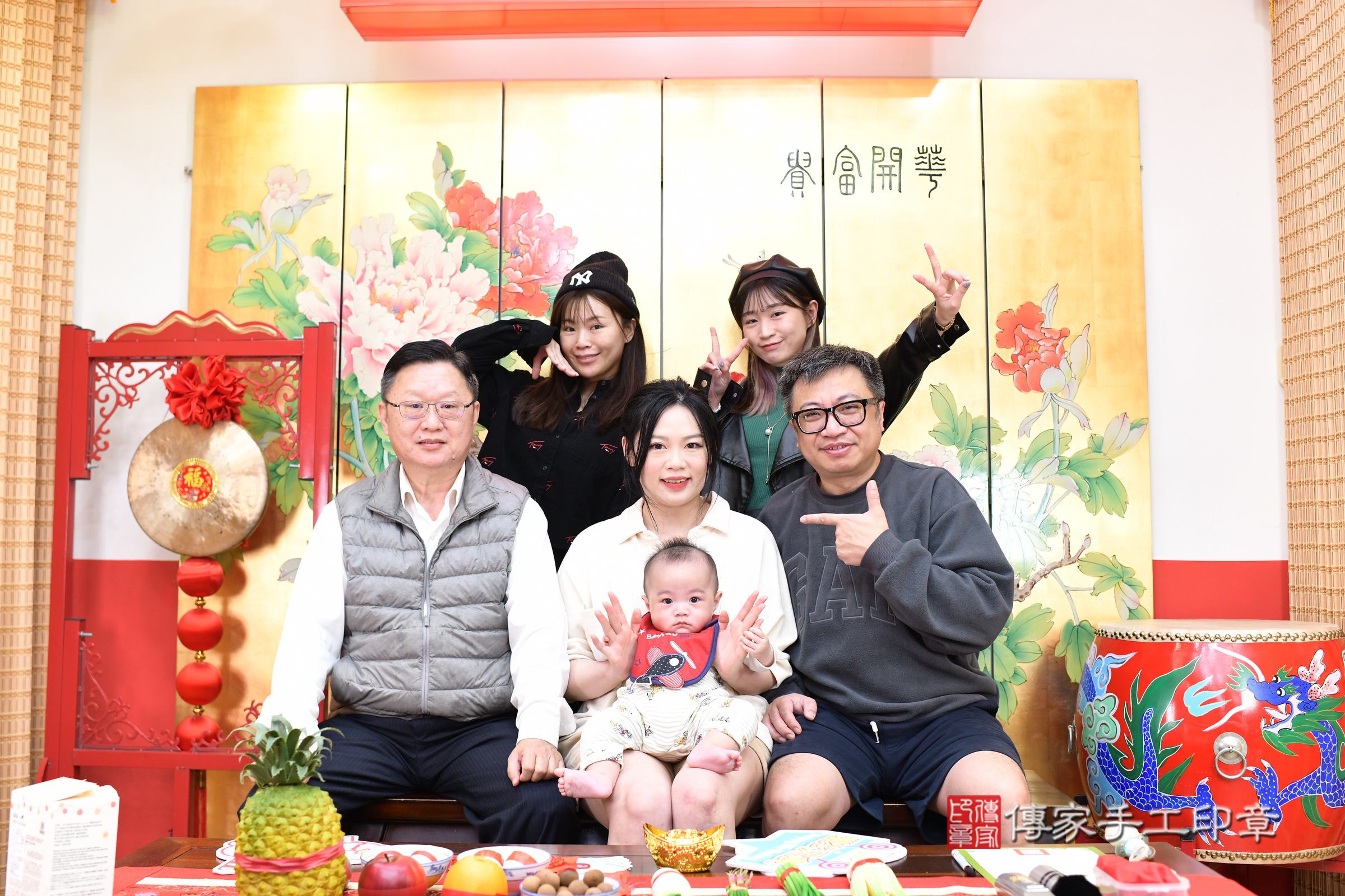 小睿寶寶(台北市大同區嬰兒寶寶滿月剃頭理髮、嬰兒剃胎毛儀式吉祥話)。中國風會場，爸媽寶貝穿「日中韓」古裝禮服。專業拍照、證書。★購買「臍帶章、肚臍章、胎毛筆刷印章」贈送：剃頭、收涎、抓周，三選一。2024.12.25，照片2
