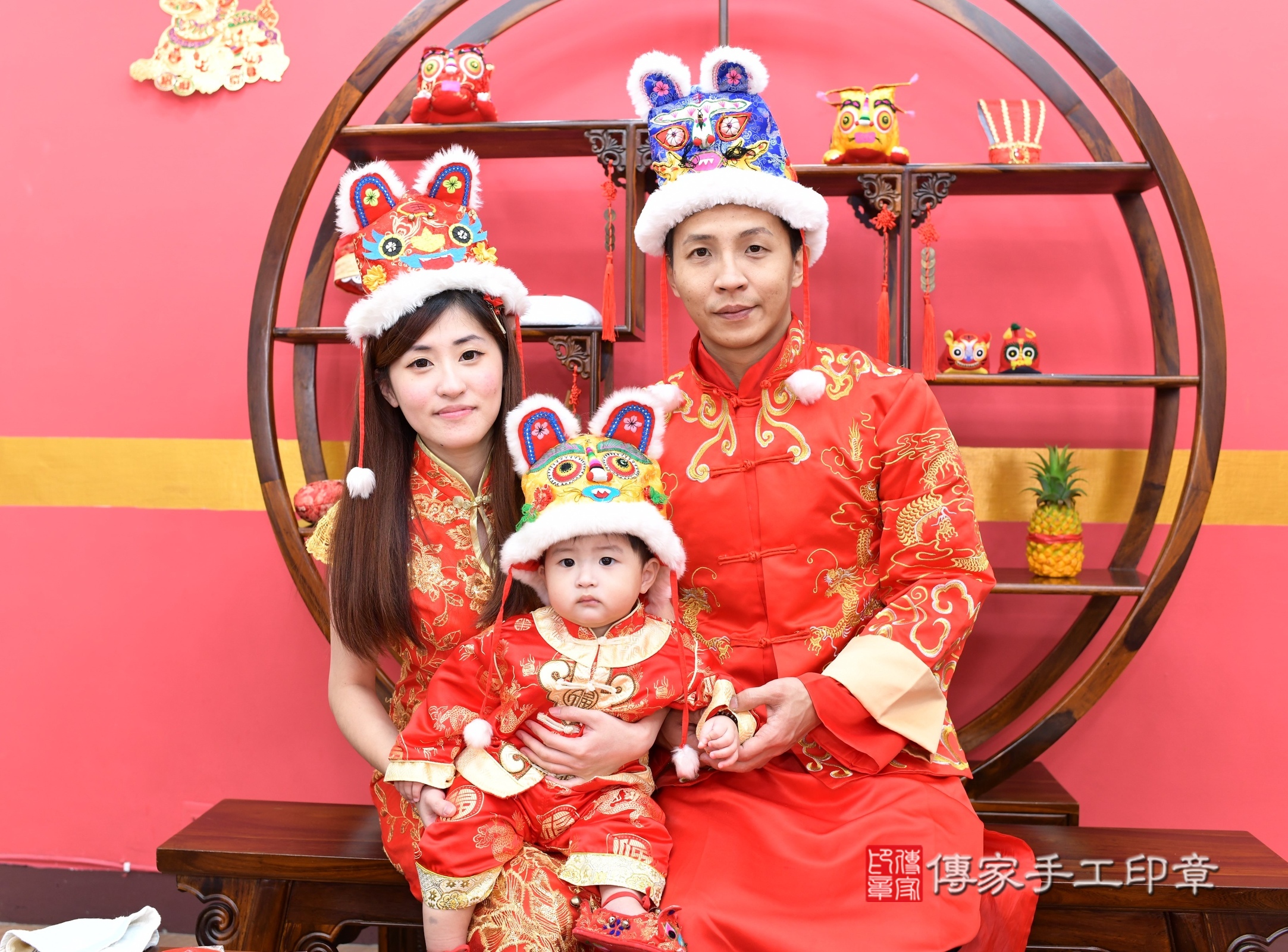 新北市永和區辰辰寶寶抓周推薦：傳家新北店抓周度脺中國風會場，嬰兒古禮抓周流程儀式吉祥話、抓周道具物品24種、拍照。抓周證書。2025.1.1，照片16