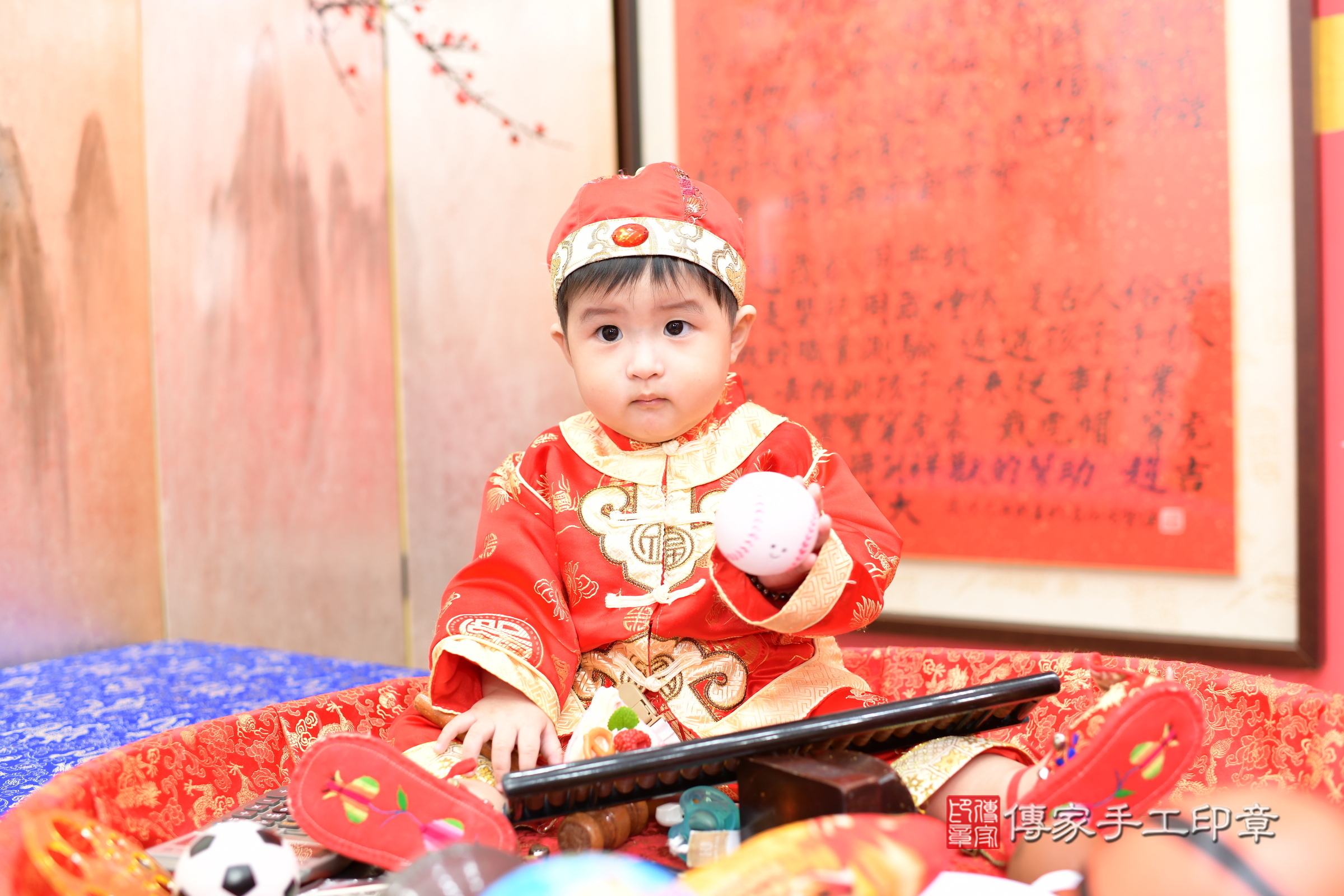 新北市永和區辰辰寶寶抓周推薦：傳家新北店抓周度脺中國風會場，嬰兒古禮抓周流程儀式吉祥話、抓周道具物品24種、拍照。抓周證書。2025.1.1，照片7