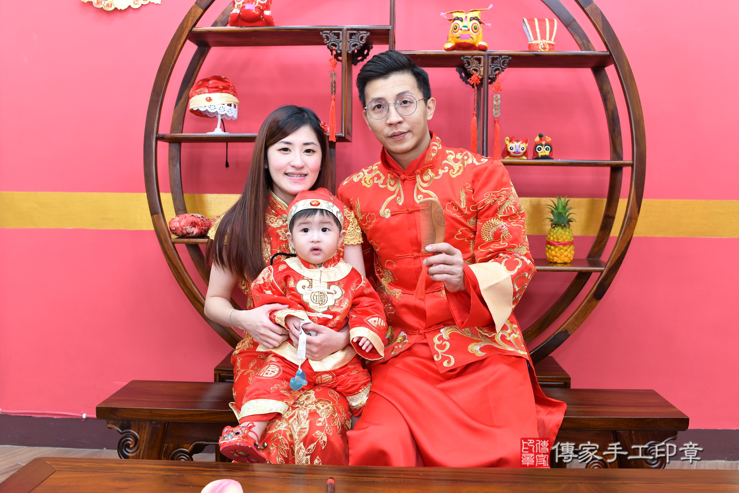 新北市永和區辰辰寶寶抓周推薦：傳家新北店抓周度脺中國風會場，嬰兒古禮抓周流程儀式吉祥話、抓周道具物品24種、拍照。抓周證書。2025.1.1，照片19