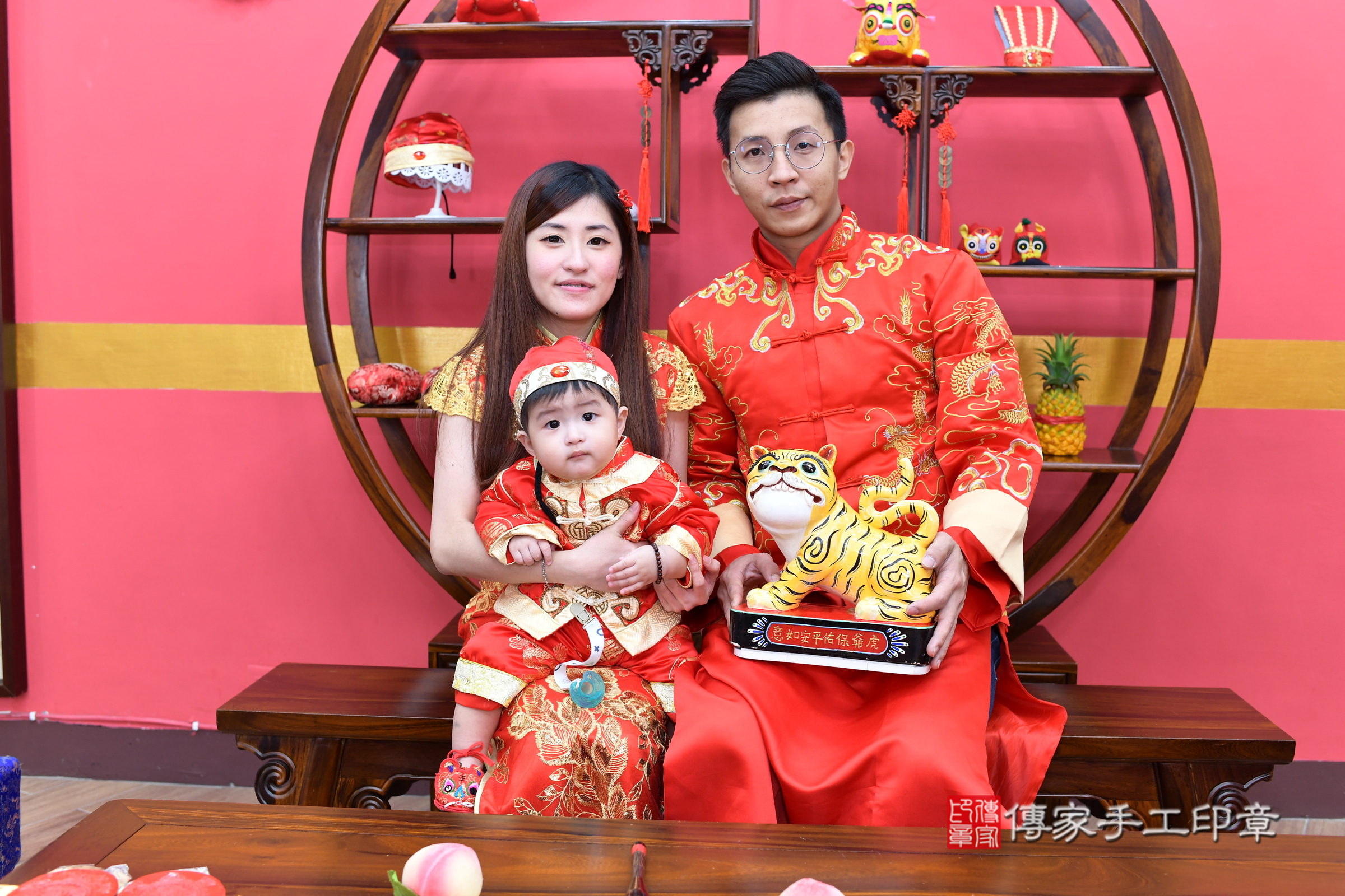 新北市永和區辰辰寶寶抓周推薦：傳家新北店抓周度脺中國風會場，嬰兒古禮抓周流程儀式吉祥話、抓周道具物品24種、拍照。抓周證書。2025.1.1，照片17