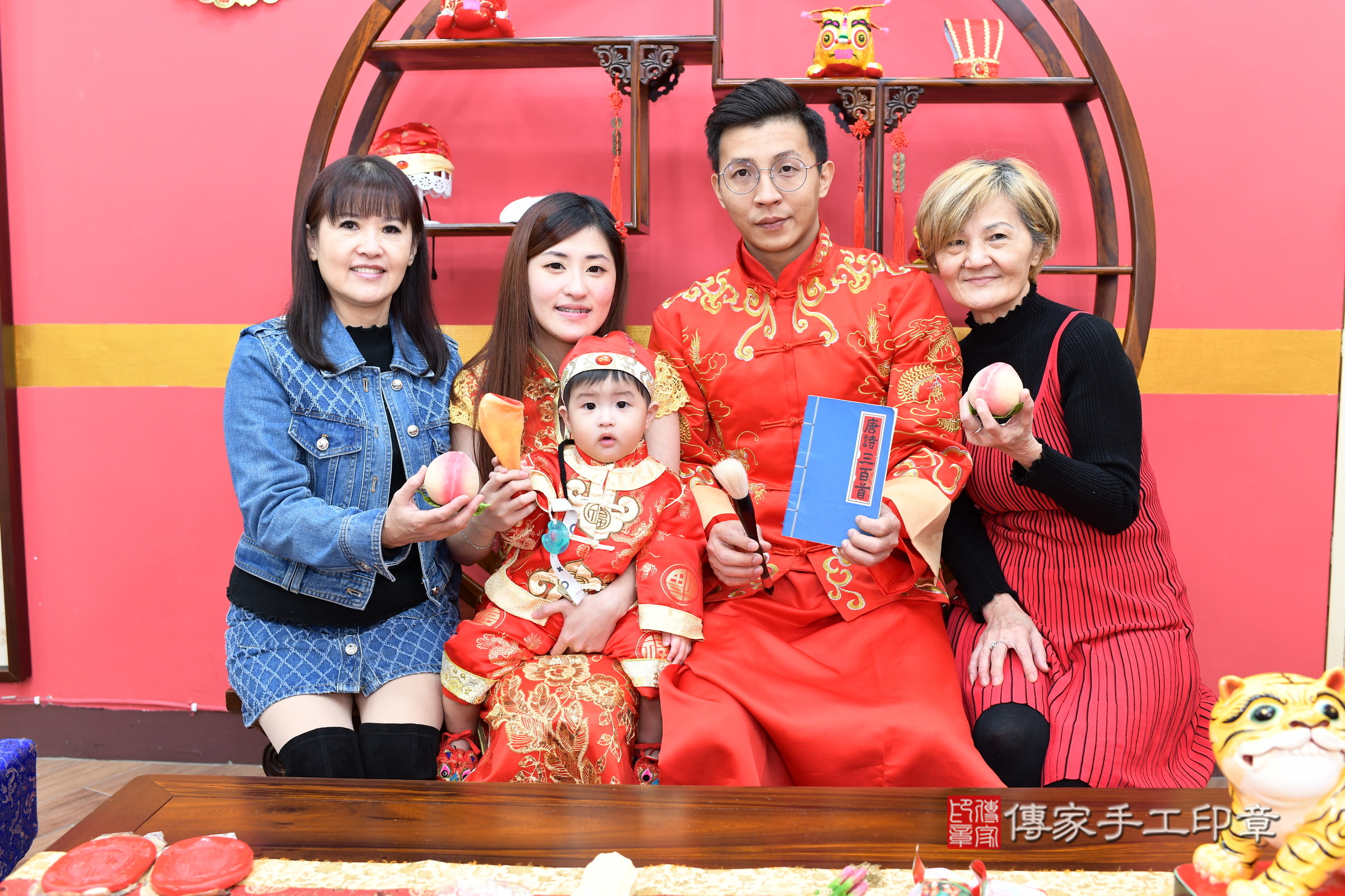 新北市永和區辰辰寶寶抓周推薦：傳家新北店抓周度脺中國風會場，嬰兒古禮抓周流程儀式吉祥話、抓周道具物品24種、拍照。抓周證書。2025.1.1，照片20