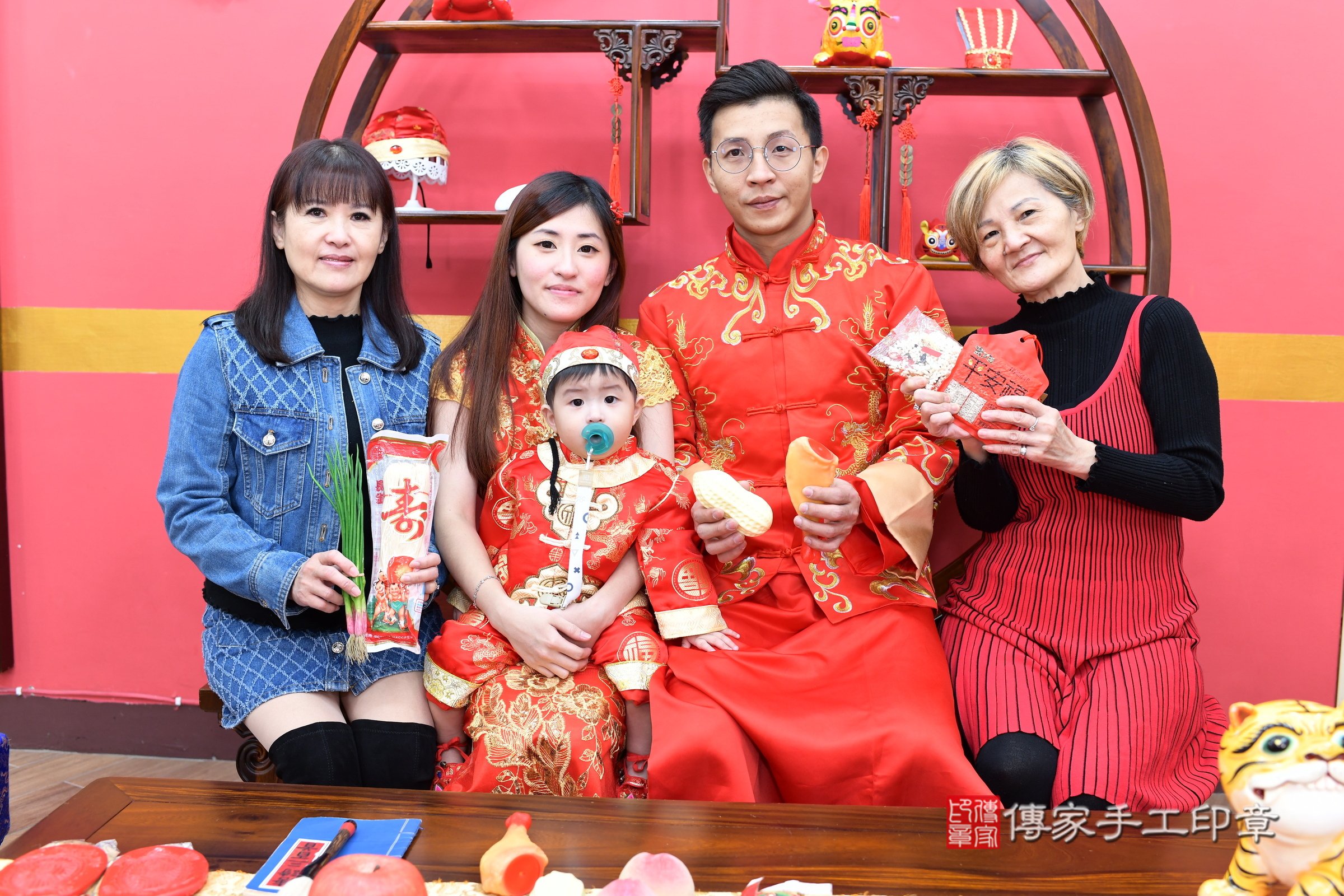 新北市永和區辰辰寶寶抓周推薦：傳家新北店抓周度脺中國風會場，嬰兒古禮抓周流程儀式吉祥話、抓周道具物品24種、拍照。抓周證書。2025.1.1，照片21