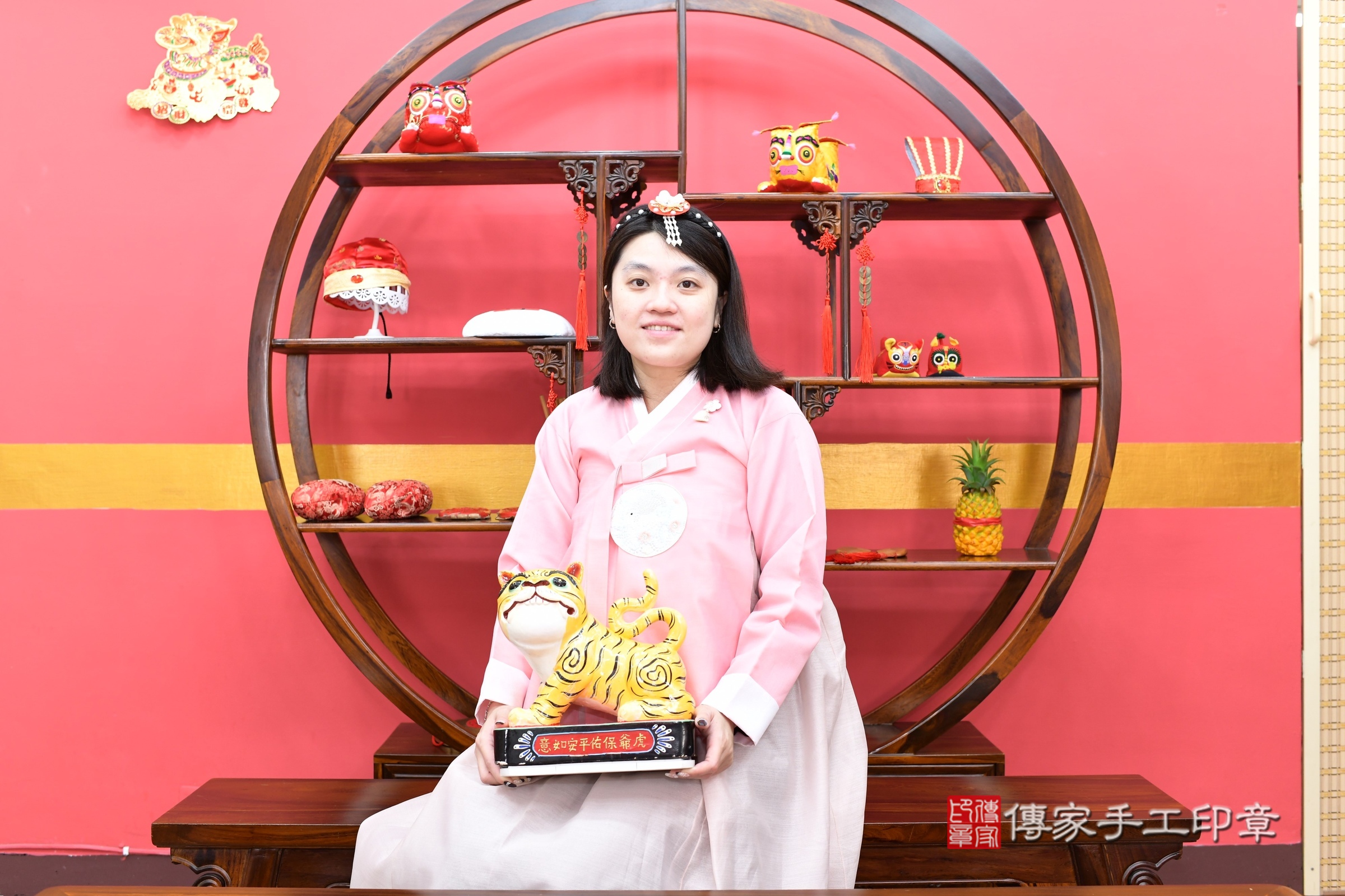 新北市永和區蓁蓁寶寶抓周推薦：傳家新北店抓周度脺中國風會場，嬰兒古禮抓周流程儀式吉祥話、抓周道具物品24種、拍照。抓周證書。2025.1.2，照片5