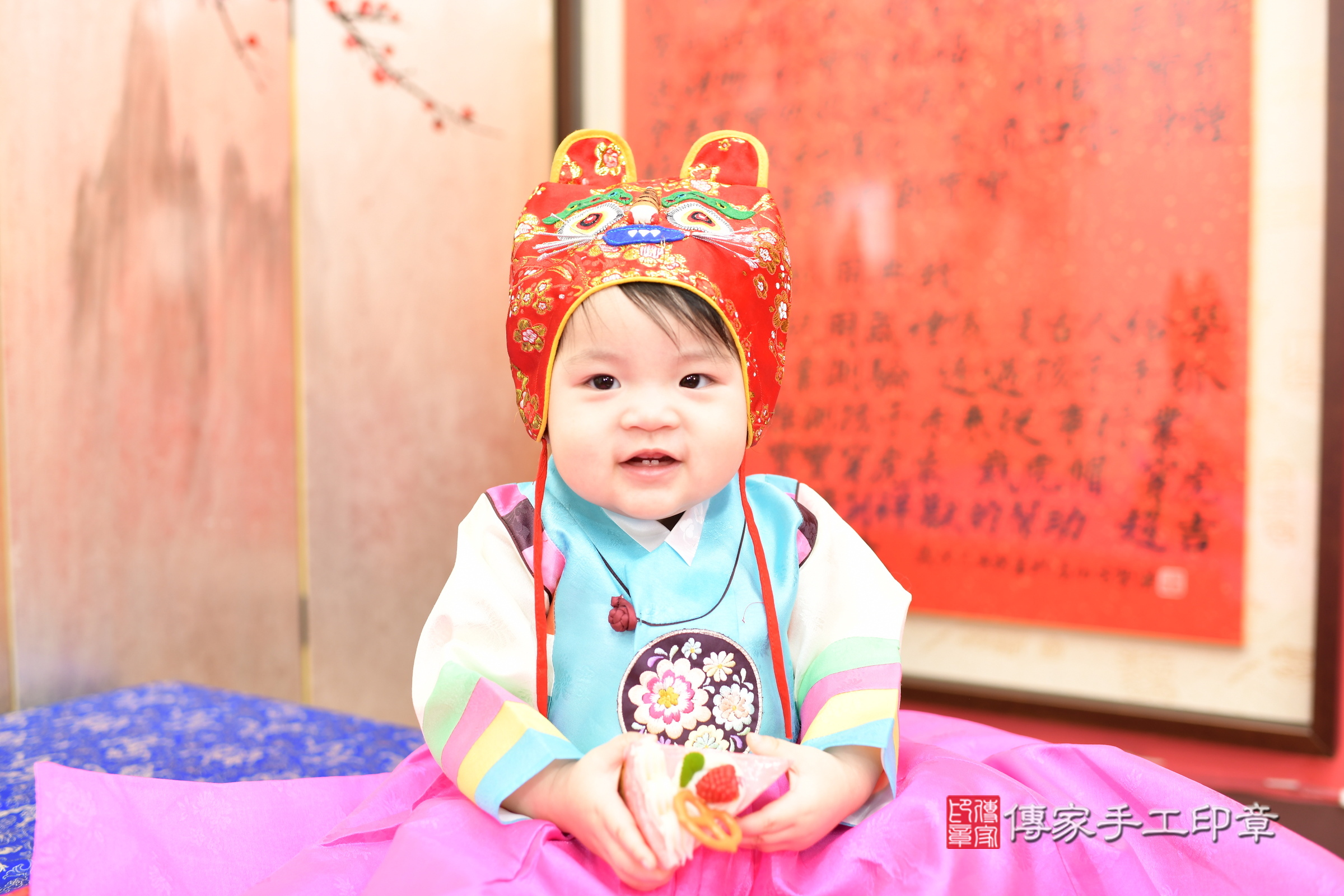 新北市永和區蓁蓁寶寶抓周推薦：傳家新北店抓周度脺中國風會場，嬰兒古禮抓周流程儀式吉祥話、抓周道具物品24種、拍照。抓周證書。2025.1.2，照片10