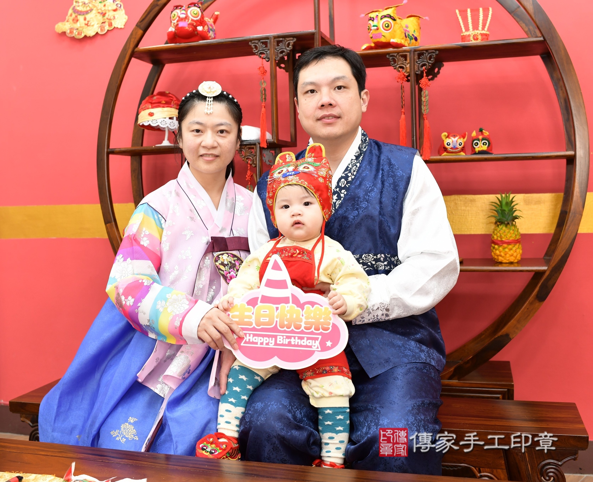 新北市永和區蓁蓁寶寶抓周推薦：傳家新北店抓周度脺中國風會場，嬰兒古禮抓周流程儀式吉祥話、抓周道具物品24種、拍照。抓周證書。2025.1.2，照片17