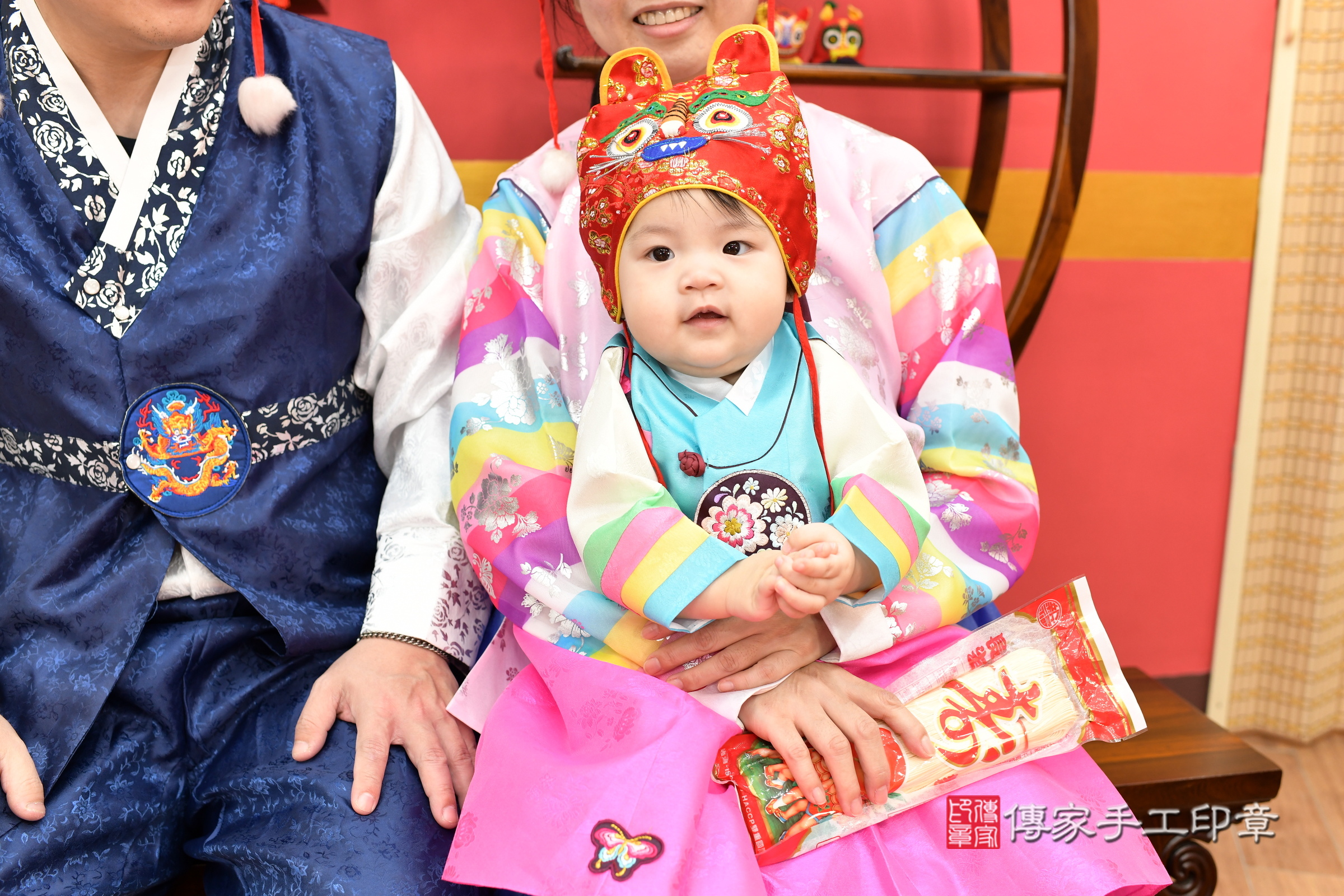 新北市永和區蓁蓁寶寶抓周推薦：傳家新北店抓周度脺中國風會場，嬰兒古禮抓周流程儀式吉祥話、抓周道具物品24種、拍照。抓周證書。2025.1.2，照片15