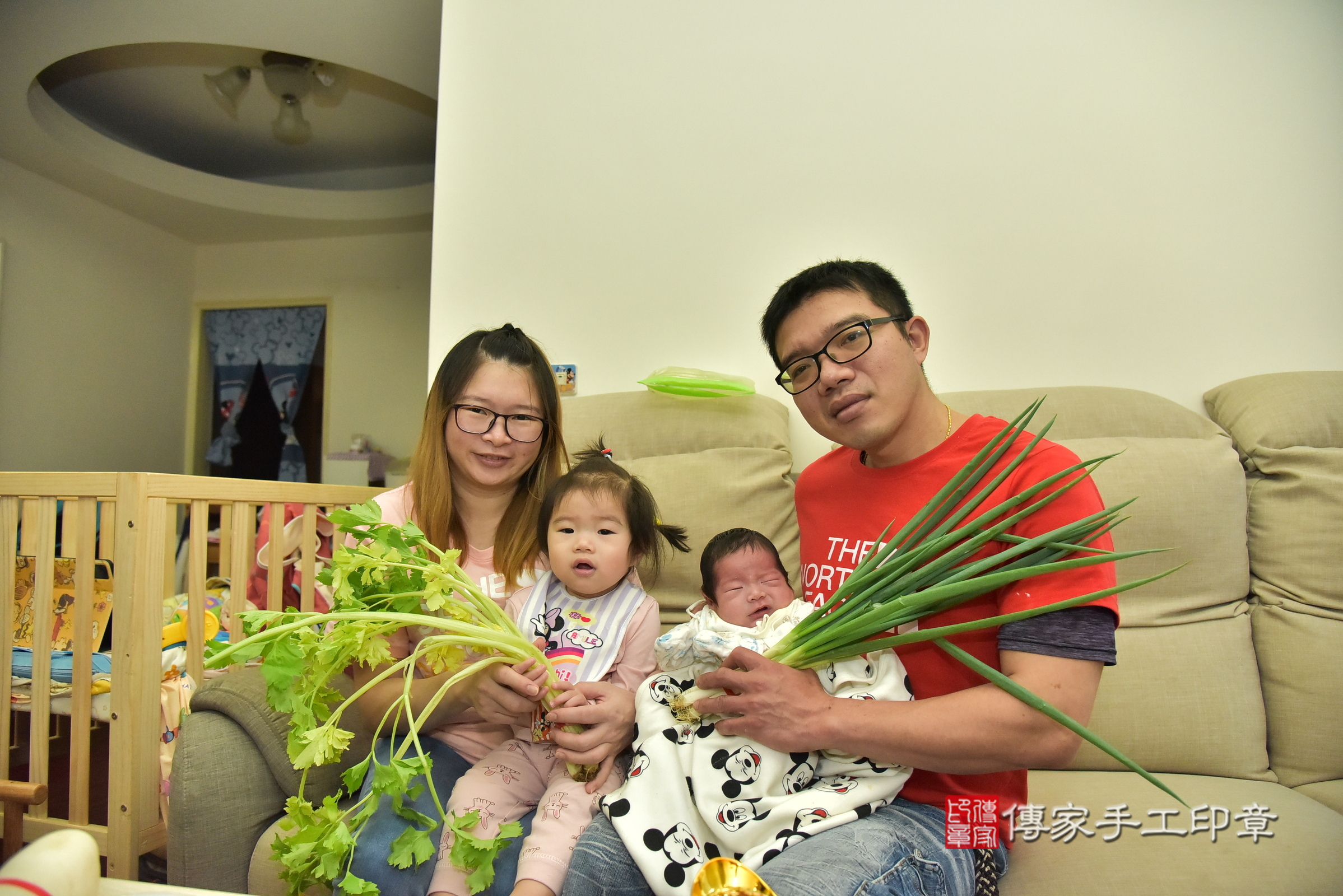 小展寶寶(新北淡水區到府嬰兒小展寶寶滿月剃頭理髮、到府嬰兒剃胎毛儀式吉祥話)。到府剃頭剃胎毛主持、專業拍照、證書。★購買「臍帶章、肚臍章、胎毛筆刷印章」贈送：剃頭、收涎、抓周，三選一。2025.1.3，照片7