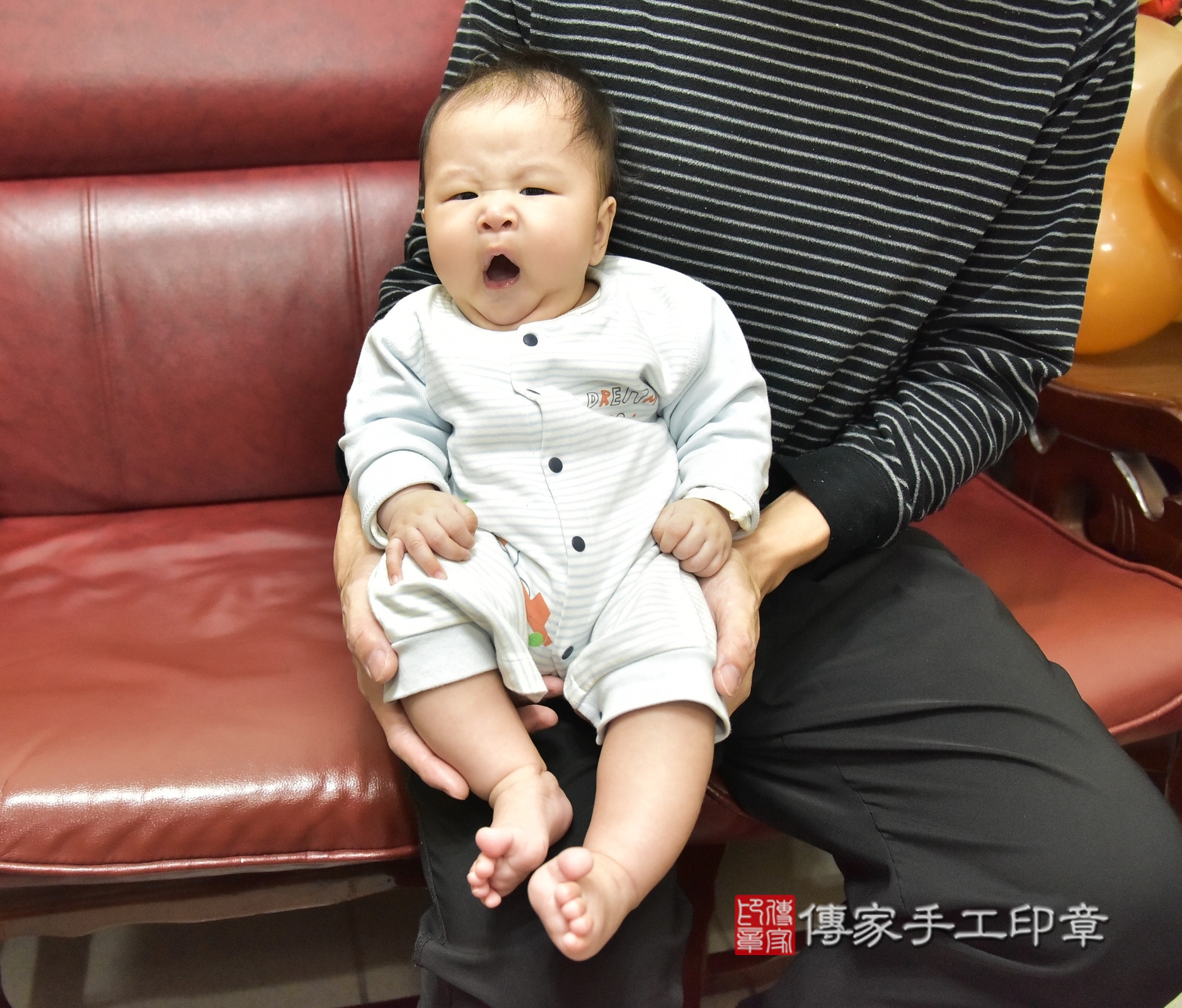 小星寶寶(新北市樹林區到府嬰兒小星寶寶滿月剃頭理髮、到府嬰兒剃胎毛儀式吉祥話)。到府剃頭剃胎毛主持、專業拍照、證書。★購買「臍帶章、肚臍章、胎毛筆刷印章」贈送：剃頭、收涎、抓周，三選一。2025.1.4，照片3