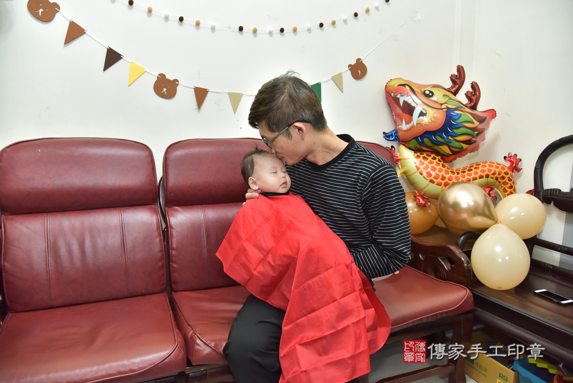 小星寶寶(新北市樹林區到府嬰兒小星寶寶滿月剃頭理髮、到府嬰兒剃胎毛儀式吉祥話)。到府剃頭剃胎毛主持、專業拍照、證書。★購買「臍帶章、肚臍章、胎毛筆刷印章」贈送：剃頭、收涎、抓周，三選一。2025.1.4，照片14