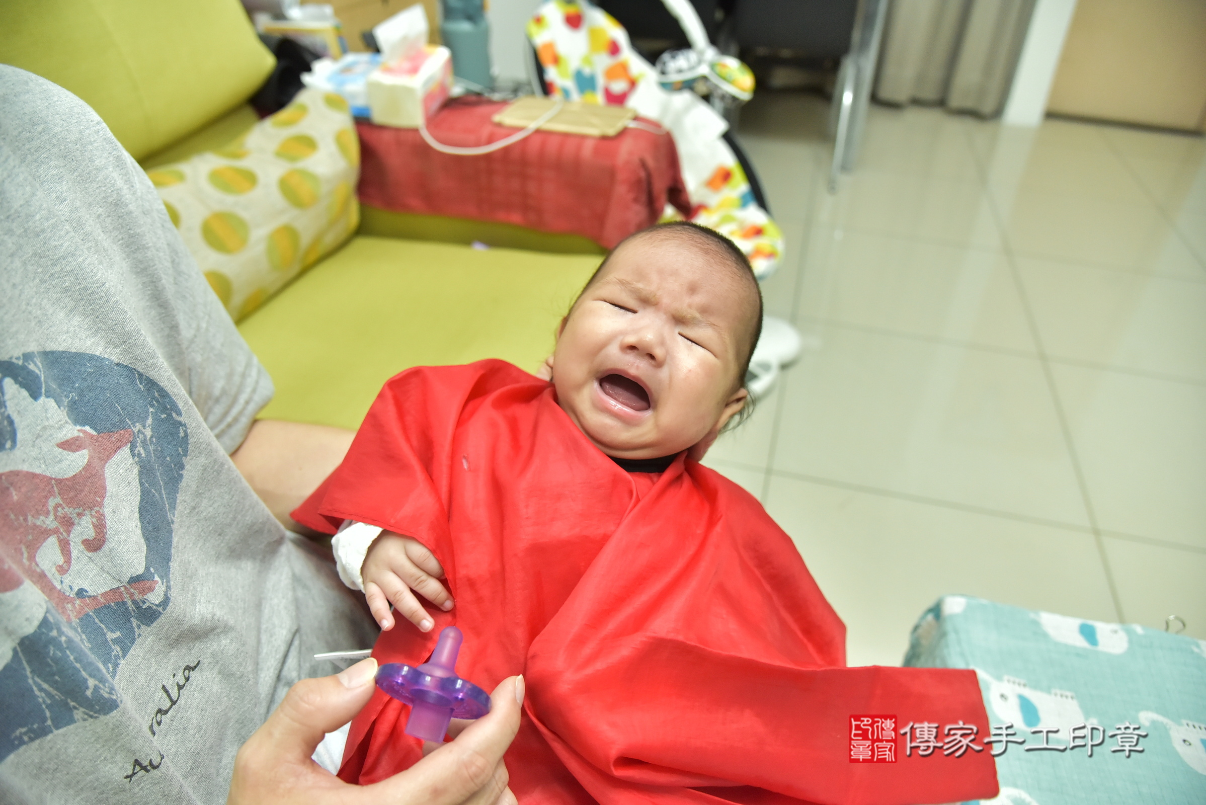 軒軒寶寶(新北市永和區到府嬰兒軒軒寶寶滿月剃頭理髮、到府嬰兒剃胎毛儀式吉祥話)。到府剃頭剃胎毛主持、專業拍照、證書。★購買「臍帶章、肚臍章、胎毛筆刷印章」贈送：剃頭、收涎、抓周，三選一。2025.1.4，照片13