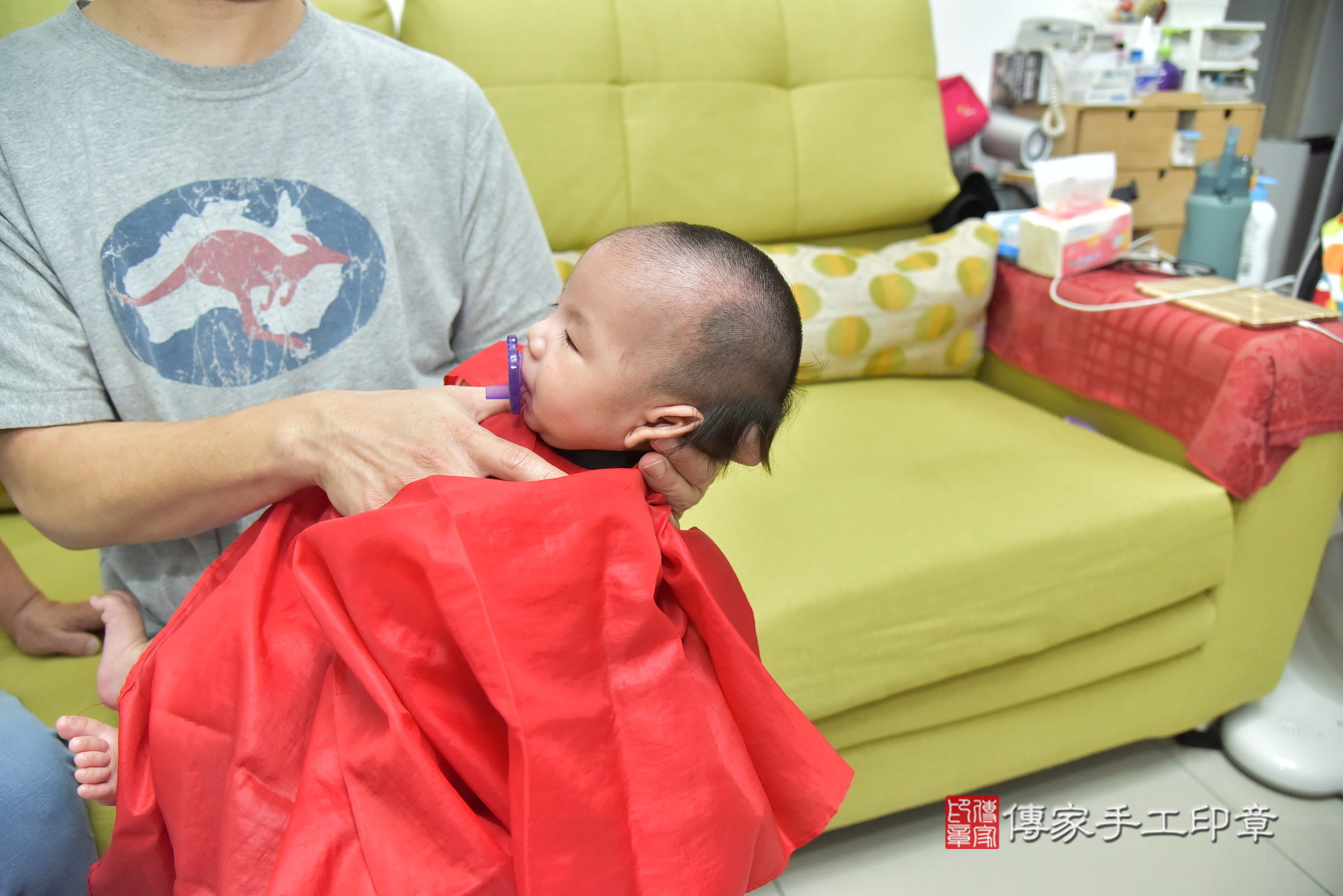 軒軒寶寶(新北市永和區到府嬰兒軒軒寶寶滿月剃頭理髮、到府嬰兒剃胎毛儀式吉祥話)。到府剃頭剃胎毛主持、專業拍照、證書。★購買「臍帶章、肚臍章、胎毛筆刷印章」贈送：剃頭、收涎、抓周，三選一。2025.1.4，照片12