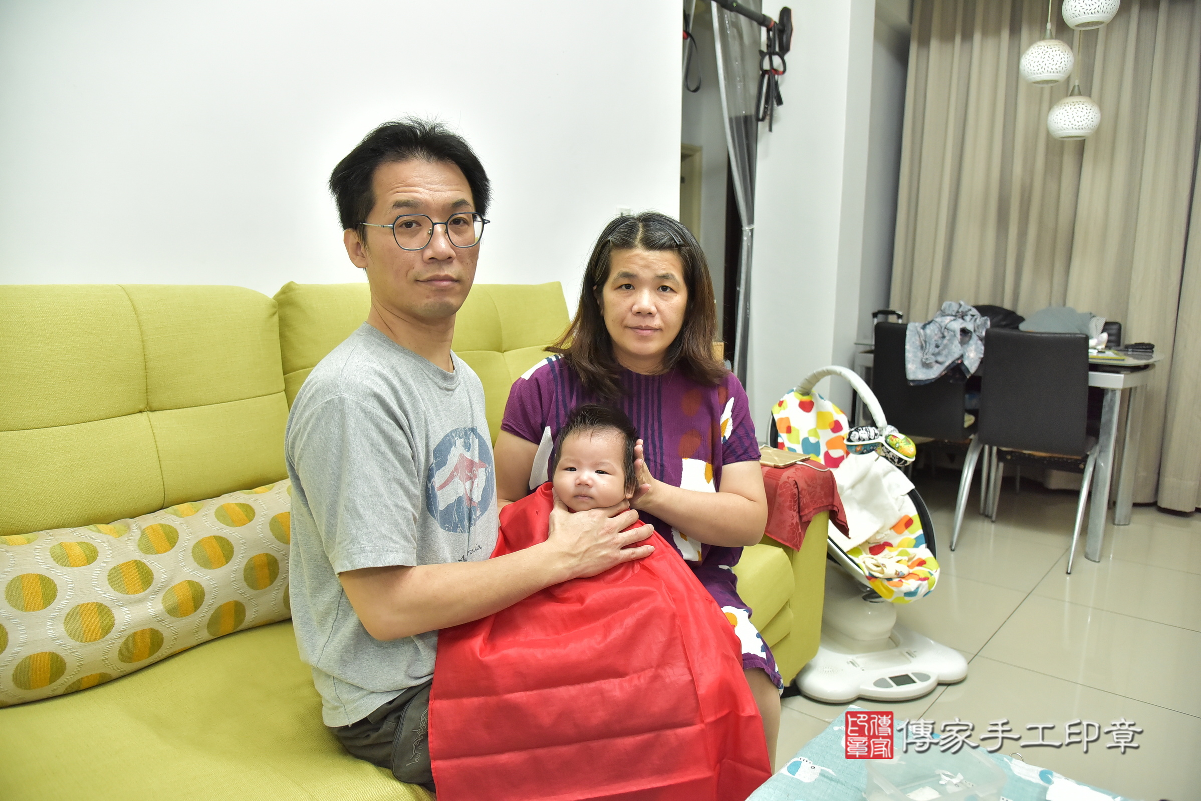 軒軒寶寶(新北市永和區到府嬰兒軒軒寶寶滿月剃頭理髮、到府嬰兒剃胎毛儀式吉祥話)。到府剃頭剃胎毛主持、專業拍照、證書。★購買「臍帶章、肚臍章、胎毛筆刷印章」贈送：剃頭、收涎、抓周，三選一。2025.1.4，照片11