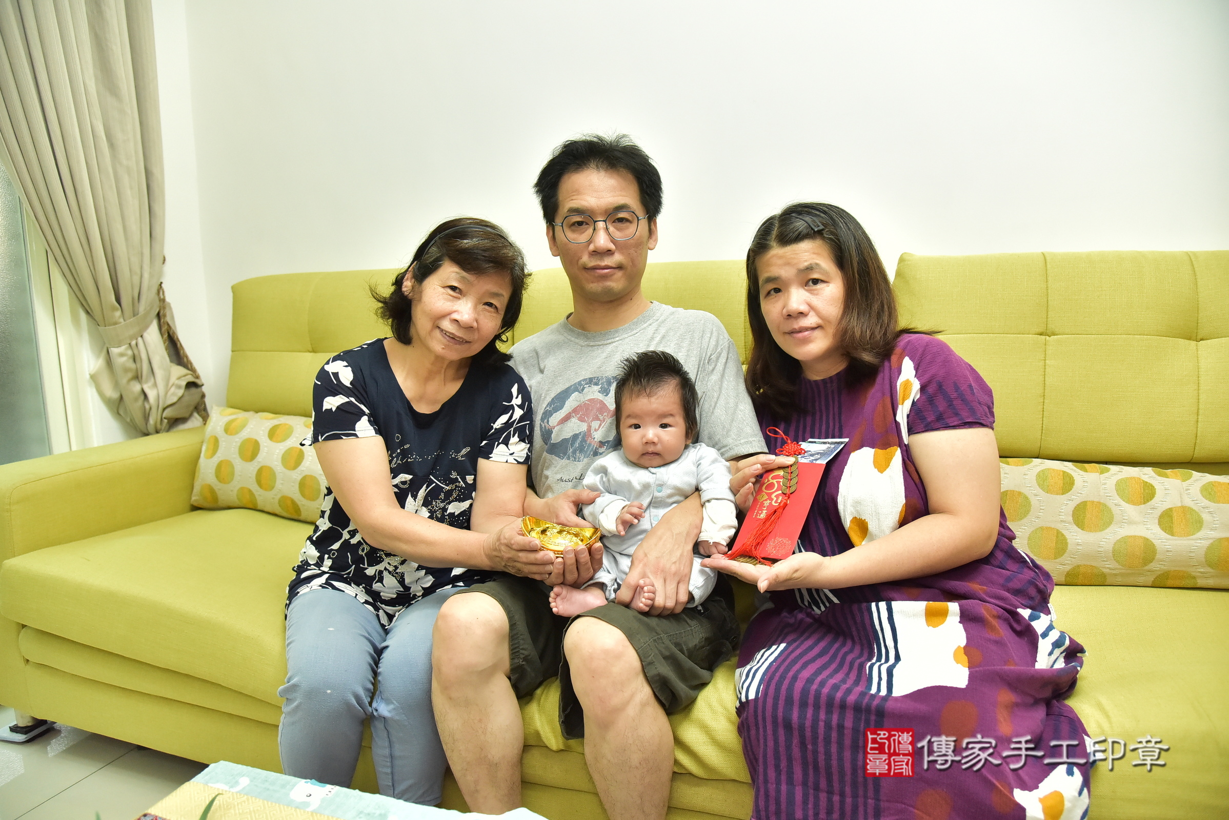 軒軒寶寶(新北市永和區到府嬰兒軒軒寶寶滿月剃頭理髮、到府嬰兒剃胎毛儀式吉祥話)。到府剃頭剃胎毛主持、專業拍照、證書。★購買「臍帶章、肚臍章、胎毛筆刷印章」贈送：剃頭、收涎、抓周，三選一。2025.1.4，照片9