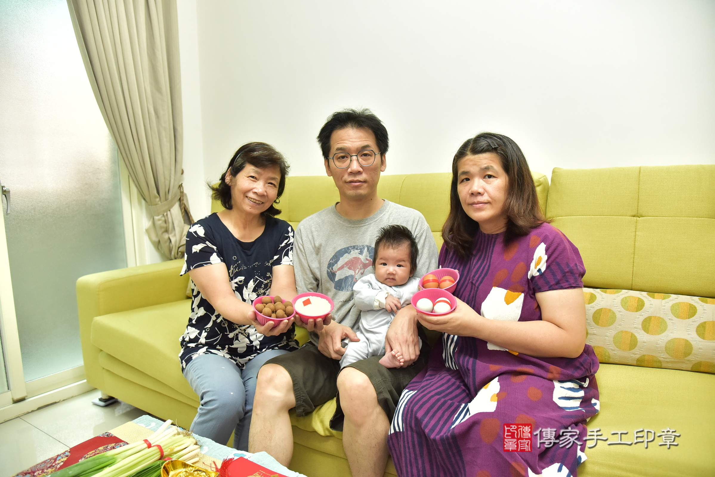 軒軒寶寶(新北市永和區到府嬰兒軒軒寶寶滿月剃頭理髮、到府嬰兒剃胎毛儀式吉祥話)。到府剃頭剃胎毛主持、專業拍照、證書。★購買「臍帶章、肚臍章、胎毛筆刷印章」贈送：剃頭、收涎、抓周，三選一。2025.1.4，照片7