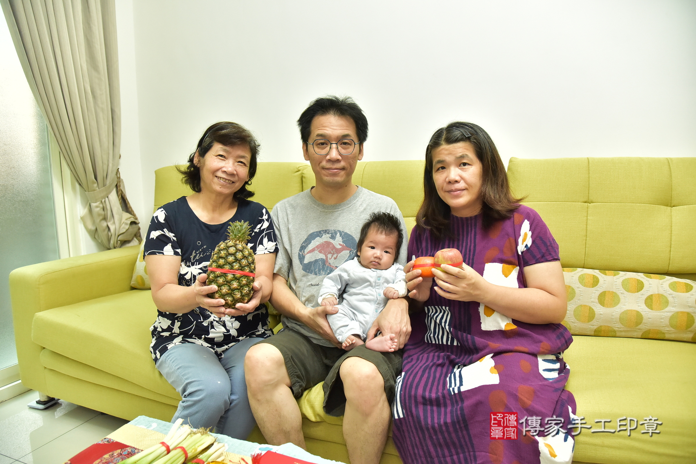 軒軒寶寶(新北市永和區到府嬰兒軒軒寶寶滿月剃頭理髮、到府嬰兒剃胎毛儀式吉祥話)。到府剃頭剃胎毛主持、專業拍照、證書。★購買「臍帶章、肚臍章、胎毛筆刷印章」贈送：剃頭、收涎、抓周，三選一。2025.1.4，照片6