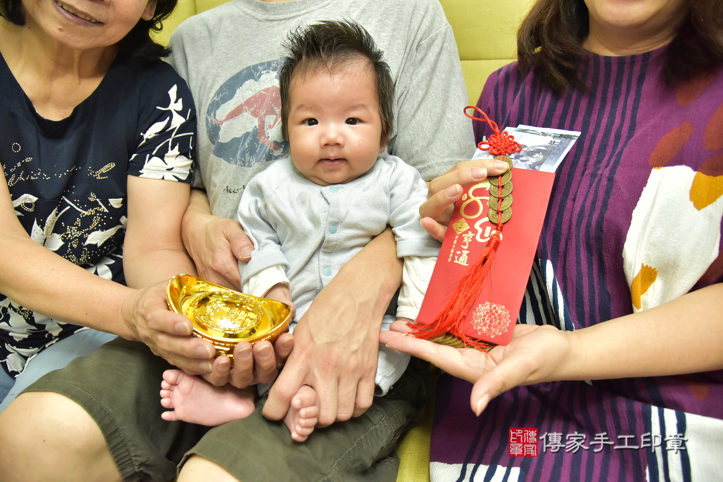 軒軒寶寶(新北市永和區到府嬰兒軒軒寶寶滿月剃頭理髮、到府嬰兒剃胎毛儀式吉祥話)。到府剃頭剃胎毛主持、專業拍照、證書。★購買「臍帶章、肚臍章、胎毛筆刷印章」贈送：剃頭、收涎、抓周，三選一。2025.1.4，照片10