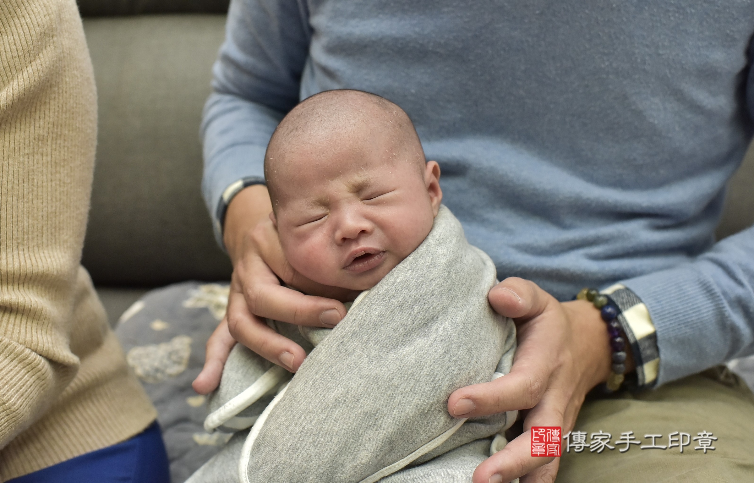 睿睿寶寶(新北市新莊區到府嬰兒睿睿寶寶滿月剃頭理髮、到府嬰兒剃胎毛儀式吉祥話)。到府剃頭剃胎毛主持、專業拍照、證書。★購買「臍帶章、肚臍章、胎毛筆刷印章」贈送：剃頭、收涎、抓周，三選一。2025.1.4，照片24