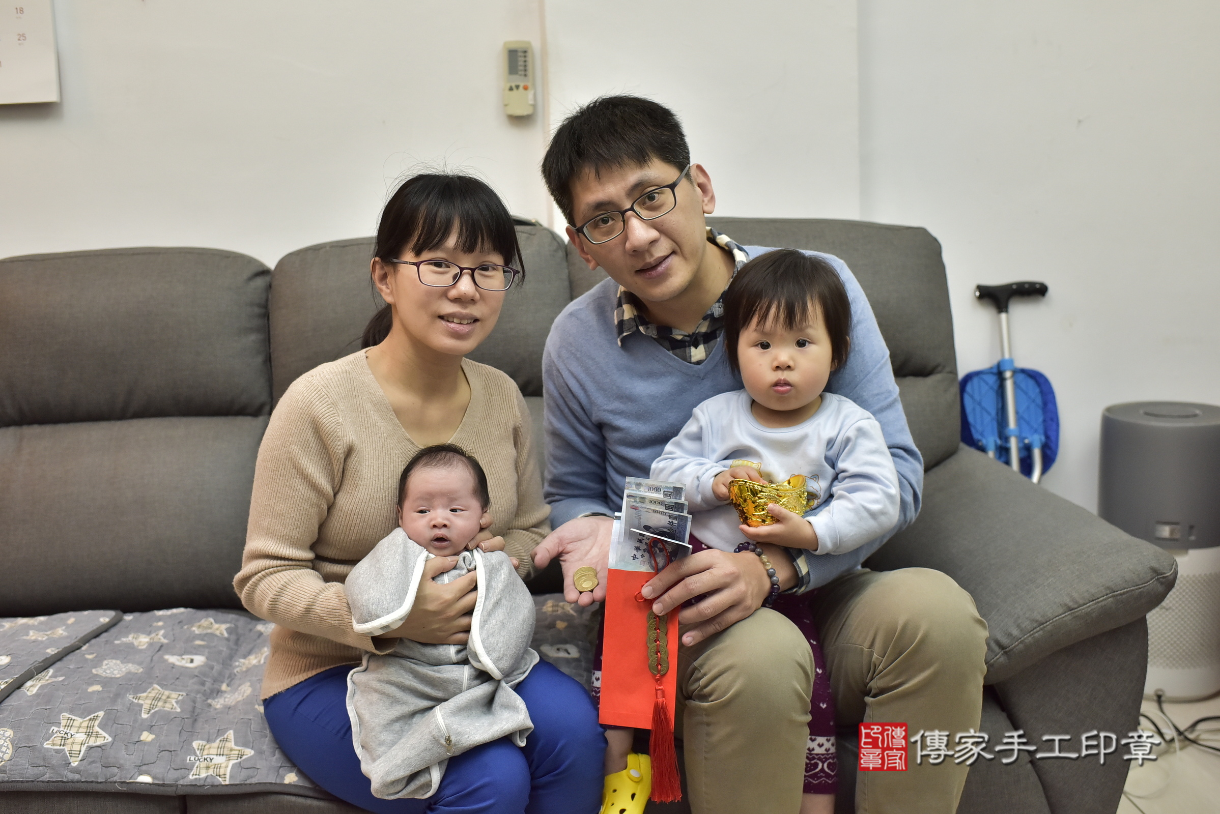 睿睿寶寶(新北市新莊區到府嬰兒睿睿寶寶滿月剃頭理髮、到府嬰兒剃胎毛儀式吉祥話)。到府剃頭剃胎毛主持、專業拍照、證書。★購買「臍帶章、肚臍章、胎毛筆刷印章」贈送：剃頭、收涎、抓周，三選一。2025.1.4，照片21